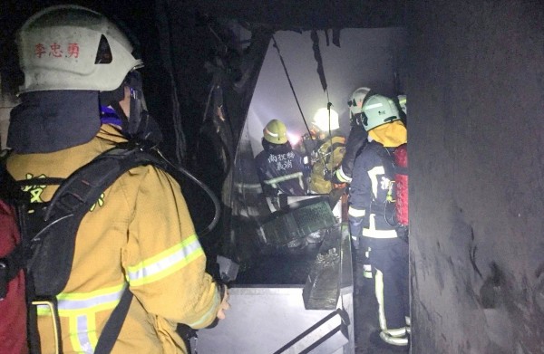 南投縣南崗工業區卜蜂食品廠發生火警，南投縣消防員深入火場灌救情形。（消防局提供）