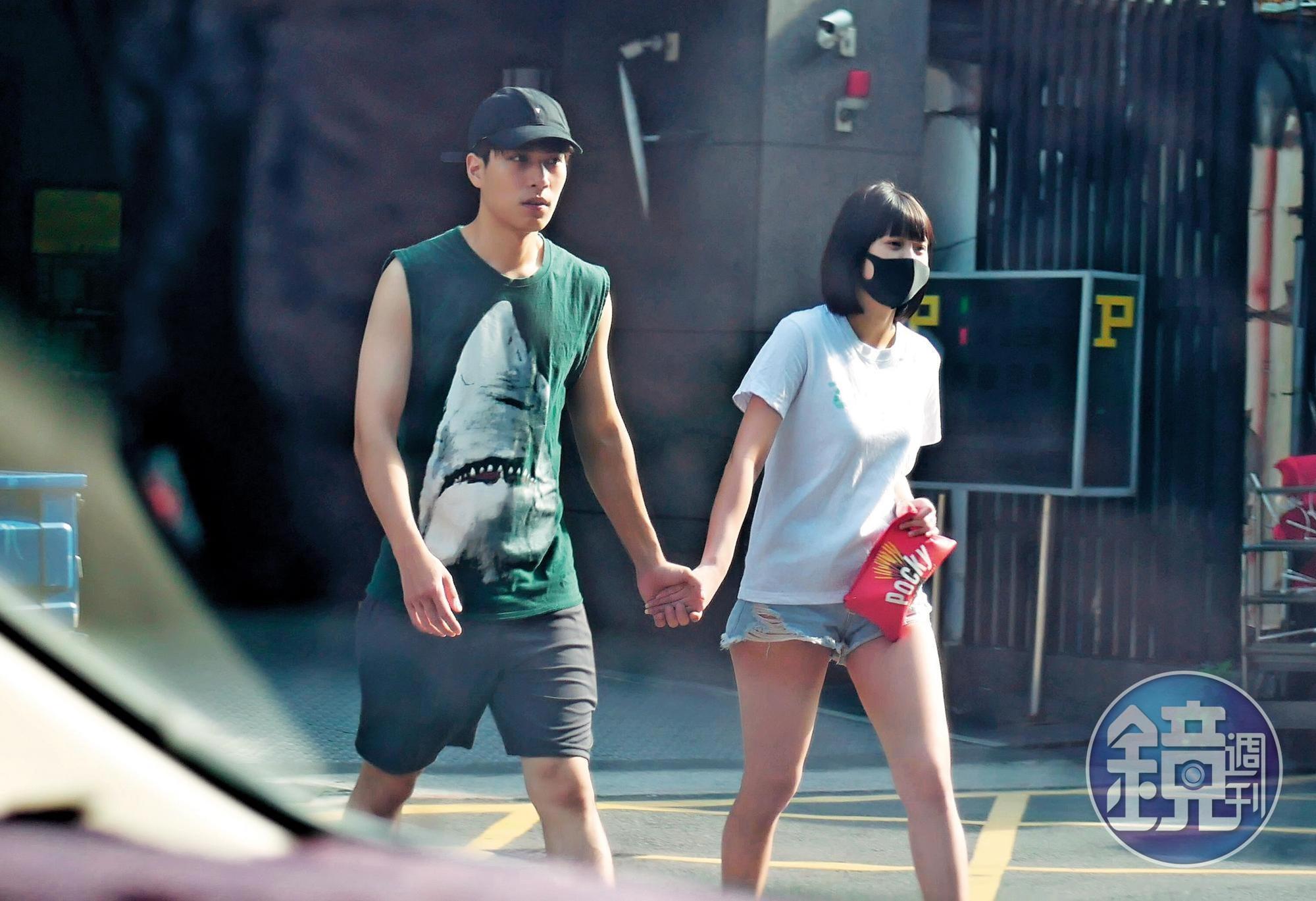 本刊獨家直擊男團SpeXial成員子閎與大馬女神四葉草牽手約會，這段近半年的戀情因此曝光。