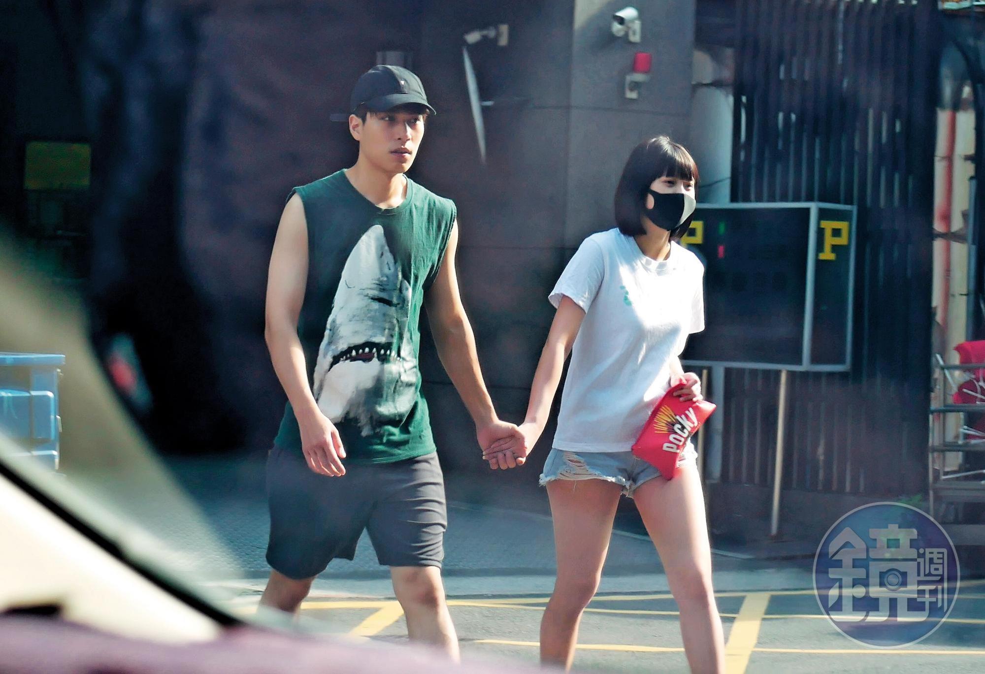 本刊獨家直擊男團SpeXial成員子閎與大馬女神四葉草牽手約會，這段近半年的戀情因此曝光。