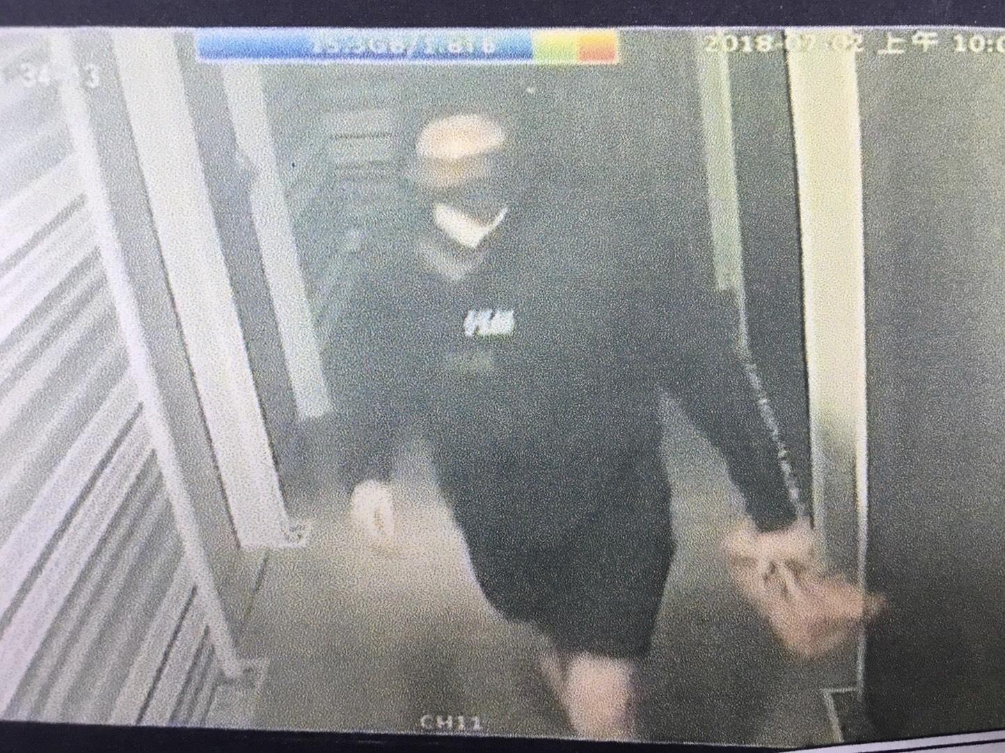 黃姓嫌犯還刻意變裝犯案，避免遭泰女認出。（翻攝畫面）