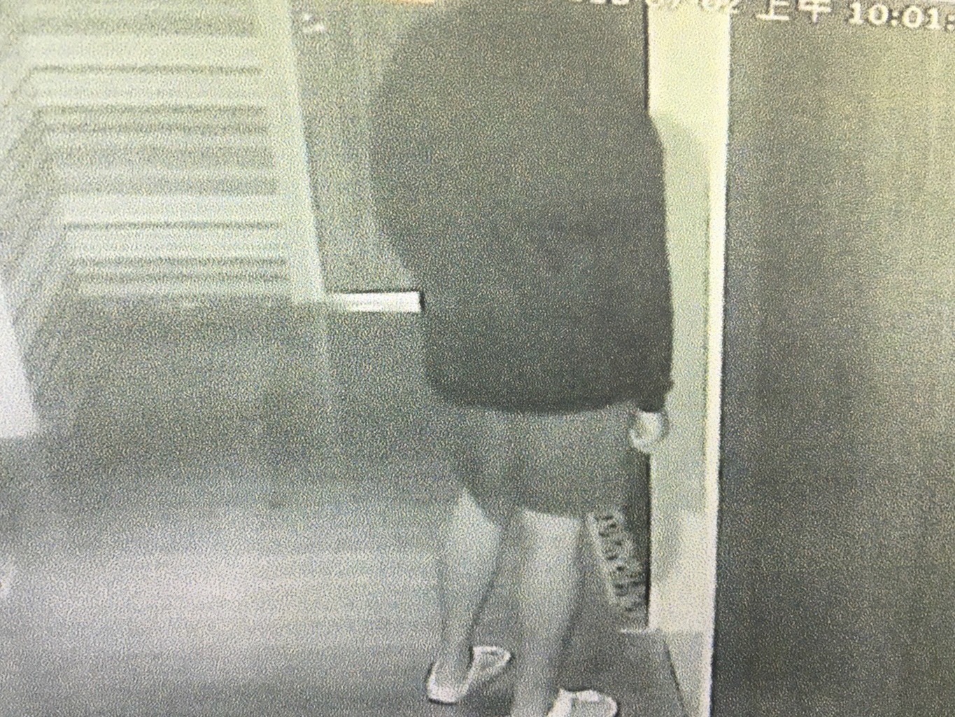 黃姓嫌犯與泰女發生一夜情後，又於返回持電擊棒恐嚇搶劫。（翻攝畫面）