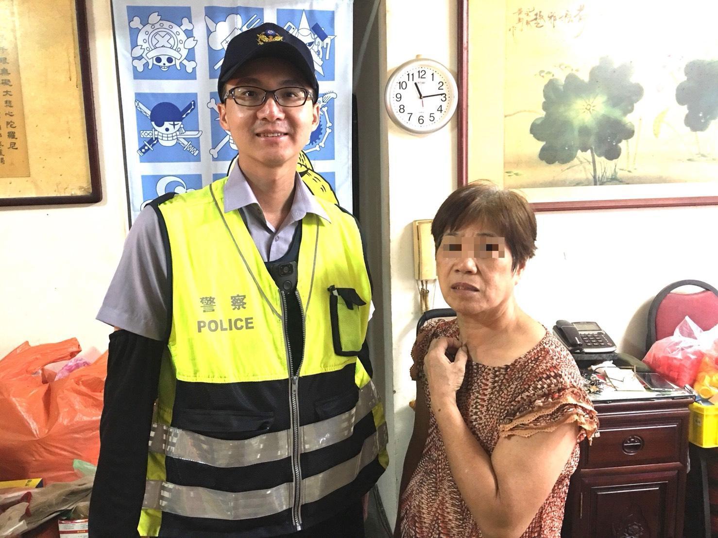 芝山岩派出所警員黃睦翔一句話點破詐騙集團的「典型手法」,守住林婦50萬元存款。(警方提供)