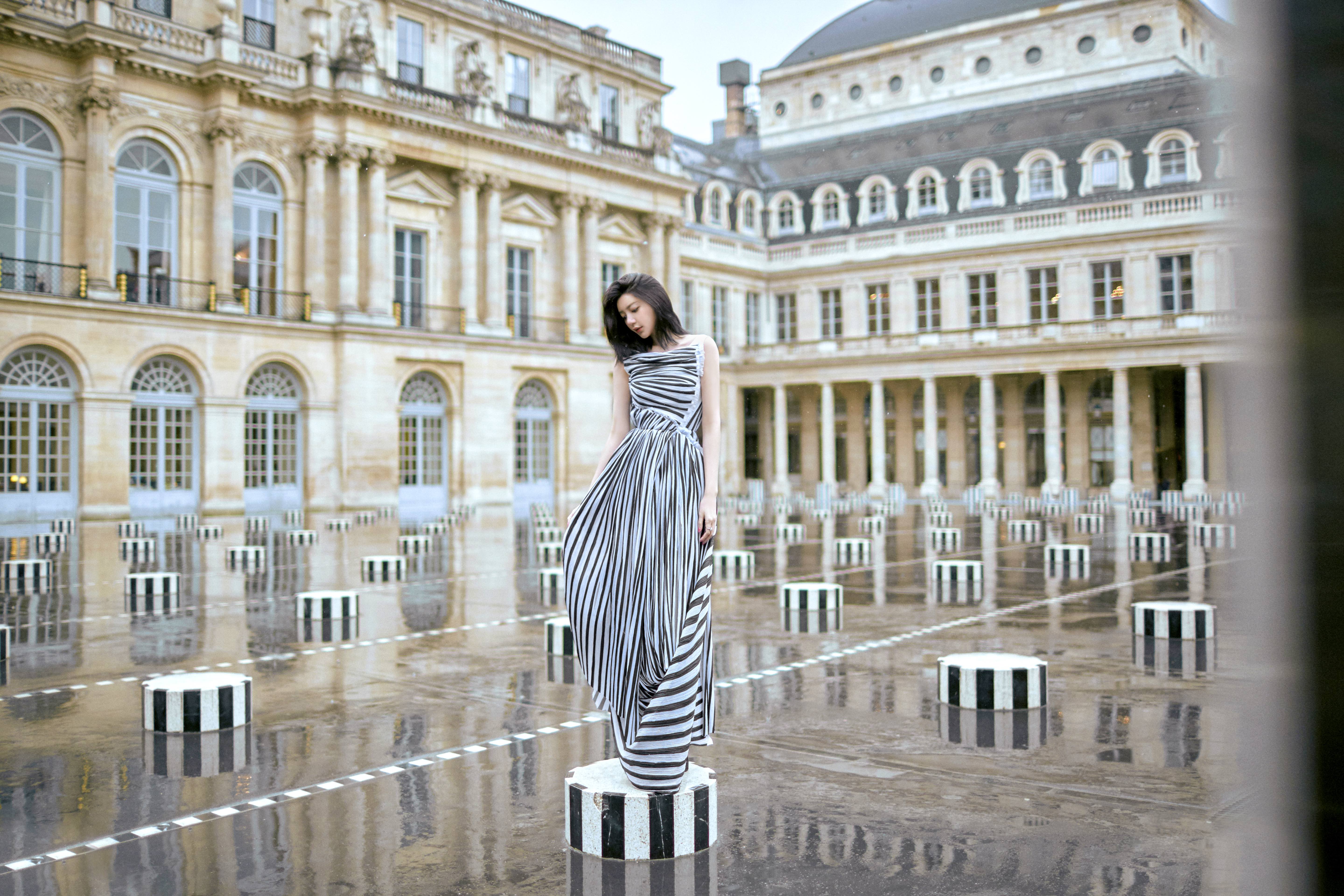 郭雪芙在皇家公園裡，以一席黑白條紋禮服站在黑白圓柱上。（好妙娛樂提供）