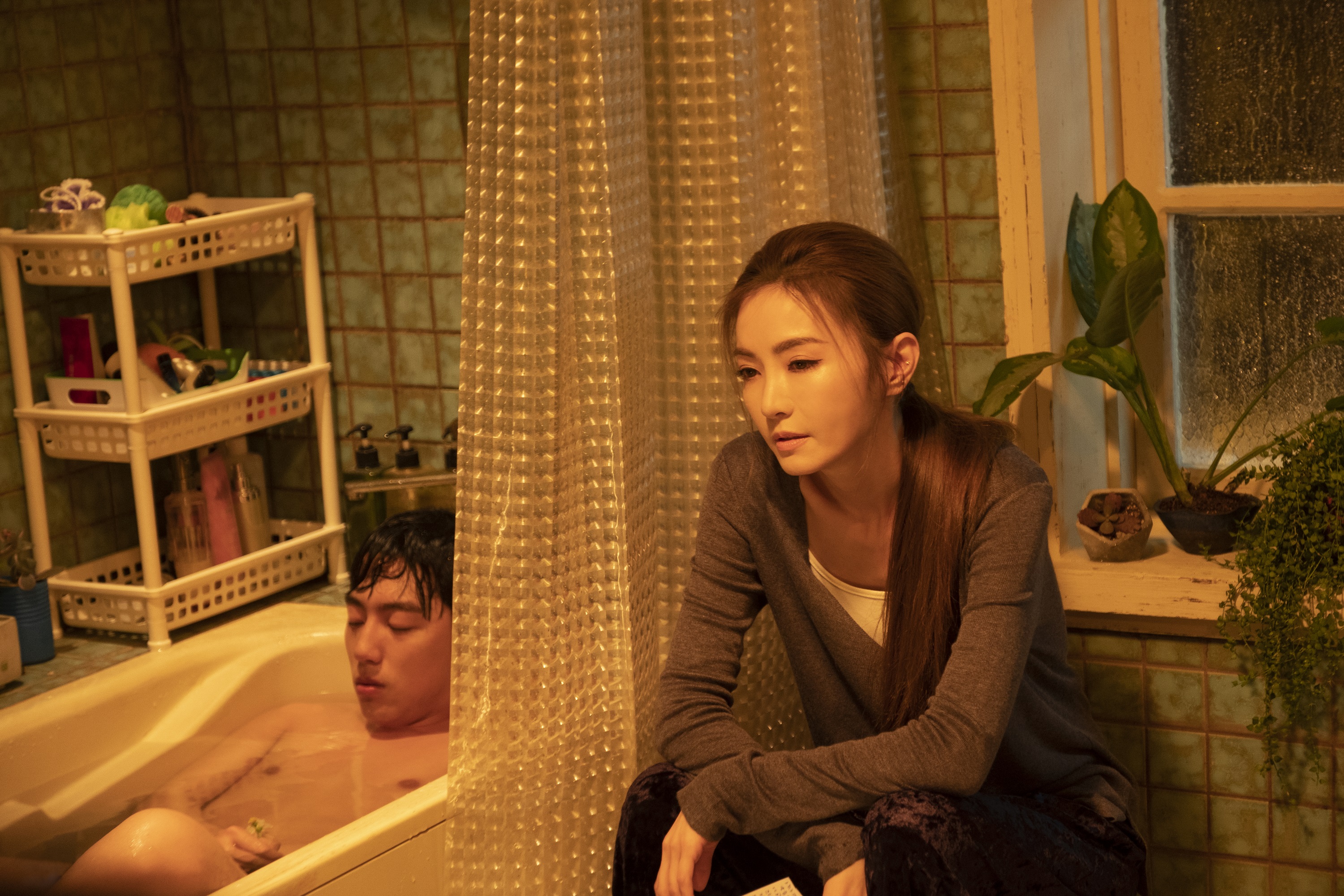 蔡凡熙與片中飾演他大姊的謝金燕在浴室裡談心,他穿一條小內褲躺在浴缸裡,謝金燕笑稱「不知該看哪裡好」。(群星瑞智提供)