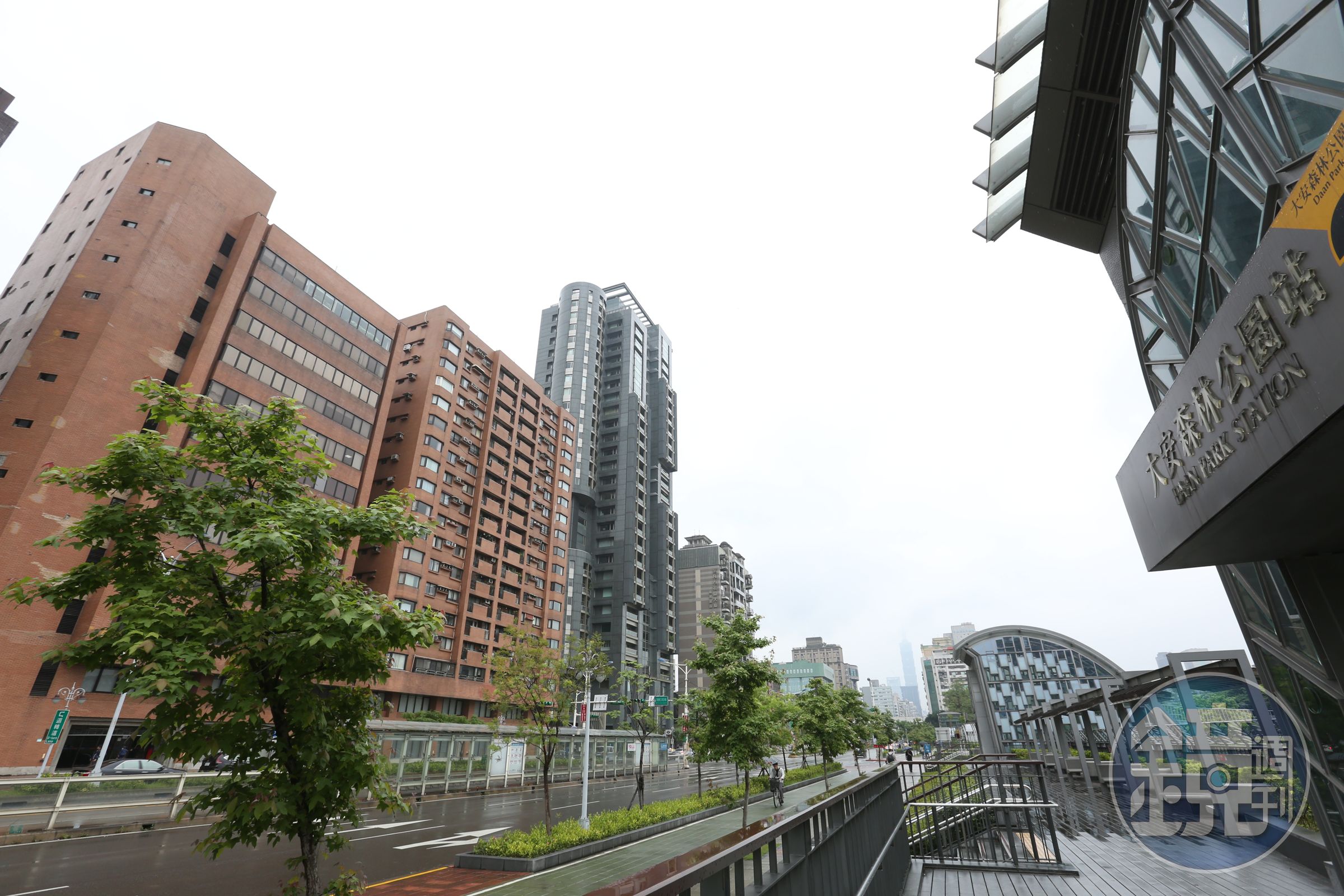 經站務人員調閱監視器畫面發現，老鼠闖入車廂地點就在大安森林公園站月台。