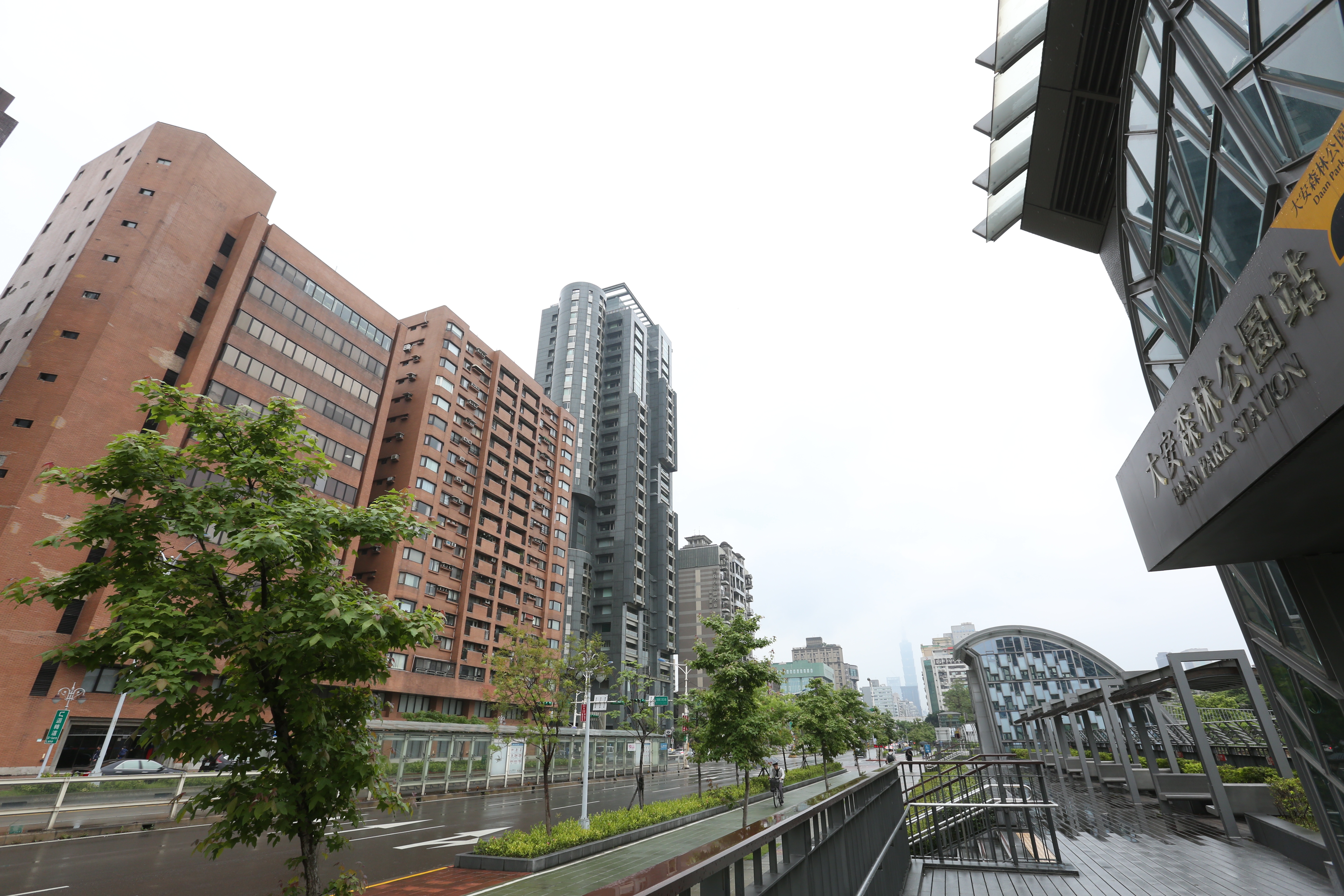 經站務人員調閱監視器畫面發現，老鼠闖入車廂地點就在大安森林公園站月台。