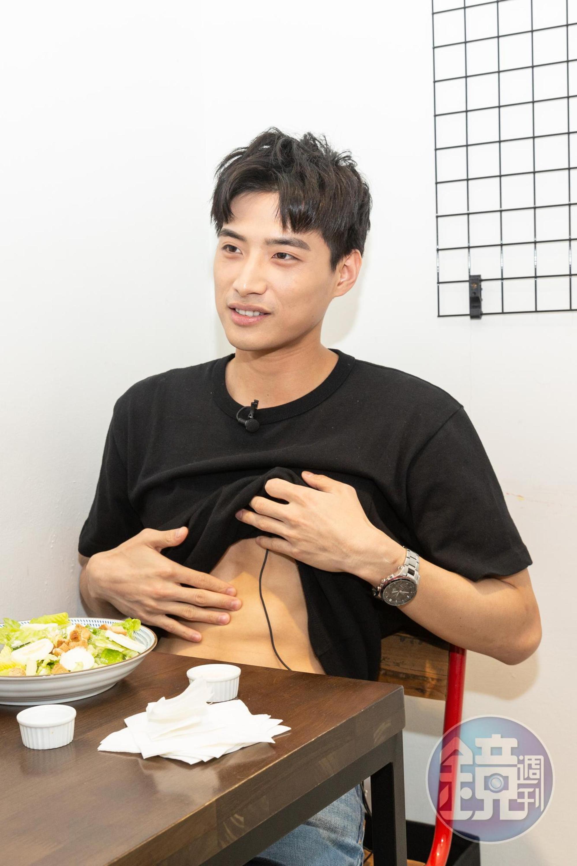 因為記者的玩笑話,陳彥名就隨手拉開衣服秀出腹肌,容易認真看待他人的玩笑話。