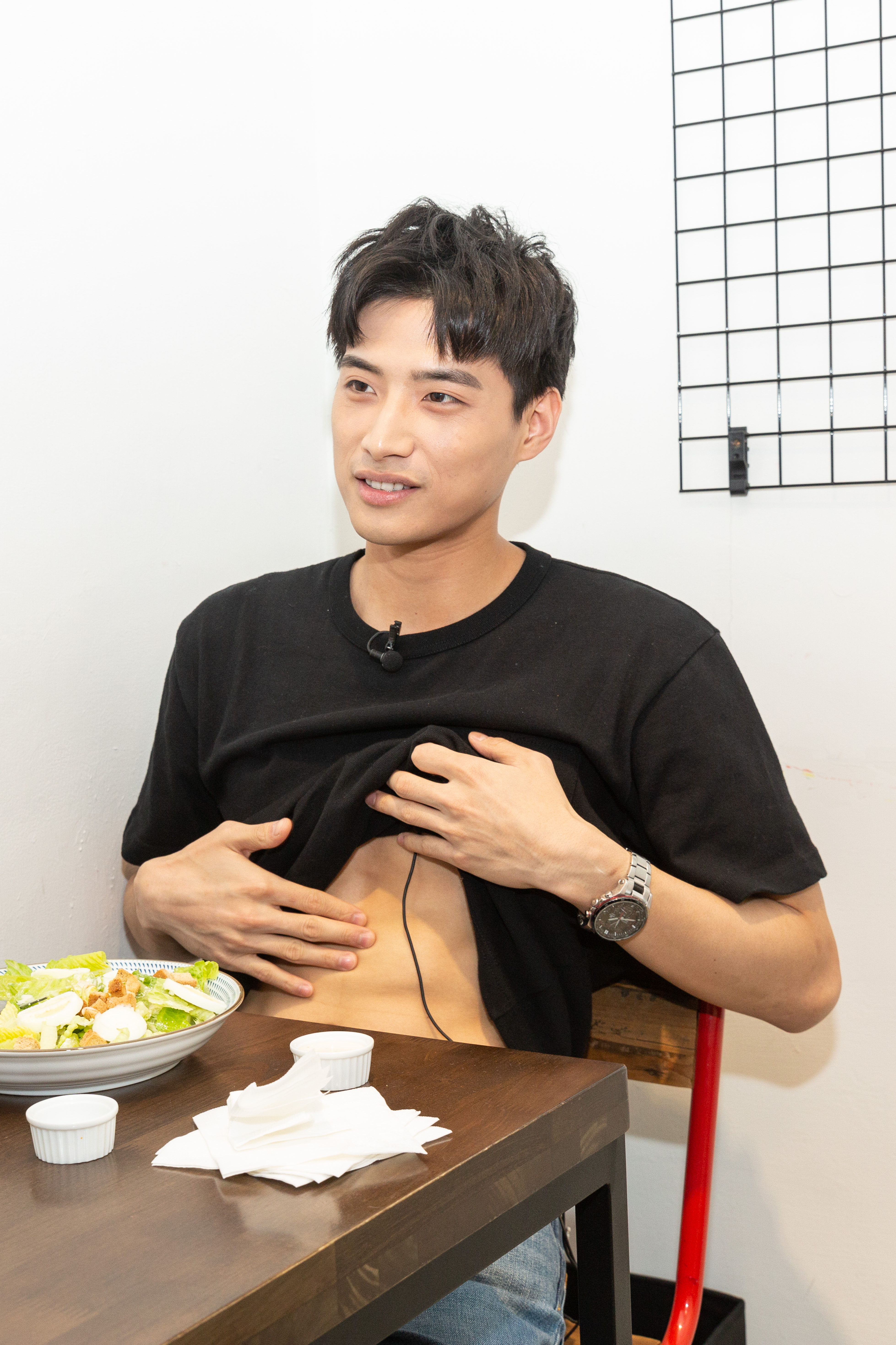 因為記者的玩笑話，陳彥名就隨手拉開衣服秀出腹肌，容易認真看待他人的玩笑話。