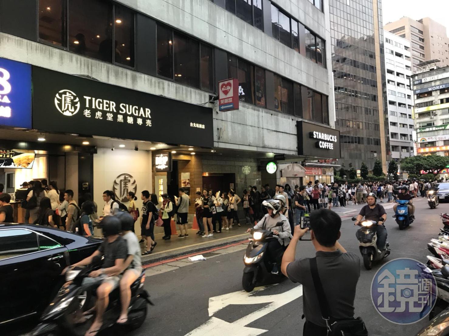 老虎堂台北站前店人潮滿滿,民眾搶著排滿一送一優惠。