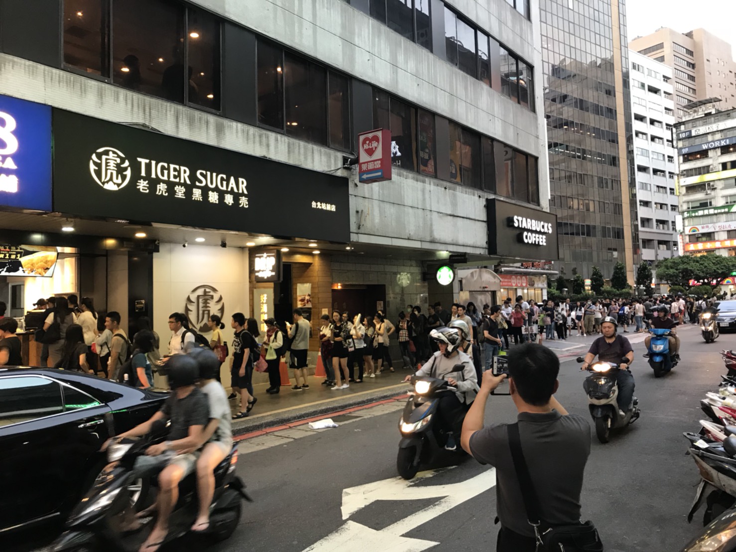 老虎堂台北站前店人潮滿滿，民眾搶著排滿一送一優惠。