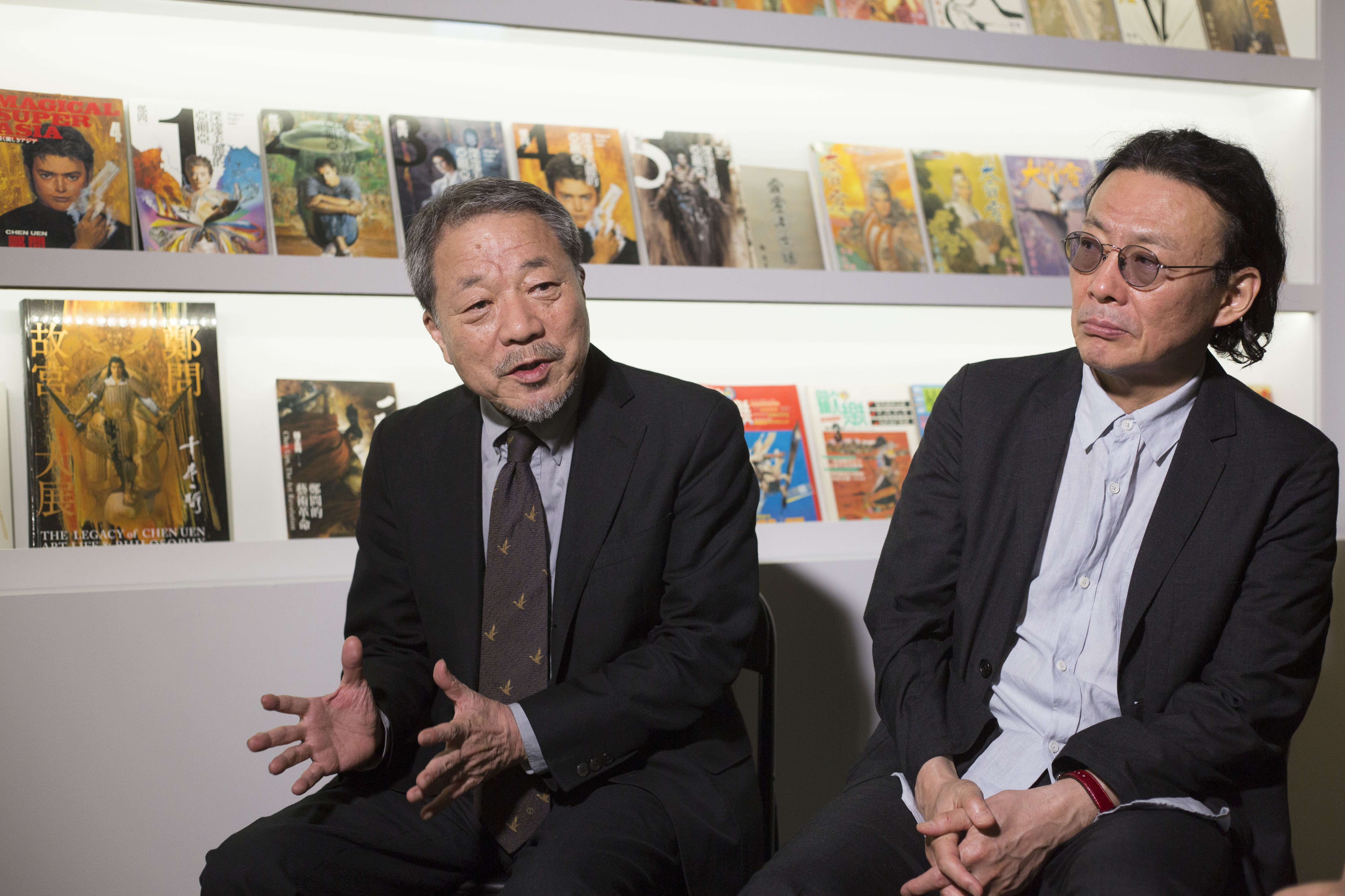 川口開治（左）雖然是鄭問的前輩，但鄭問的作品仍帶給他不小衝擊。右為《蒼天航路》漫畫家王欣太。