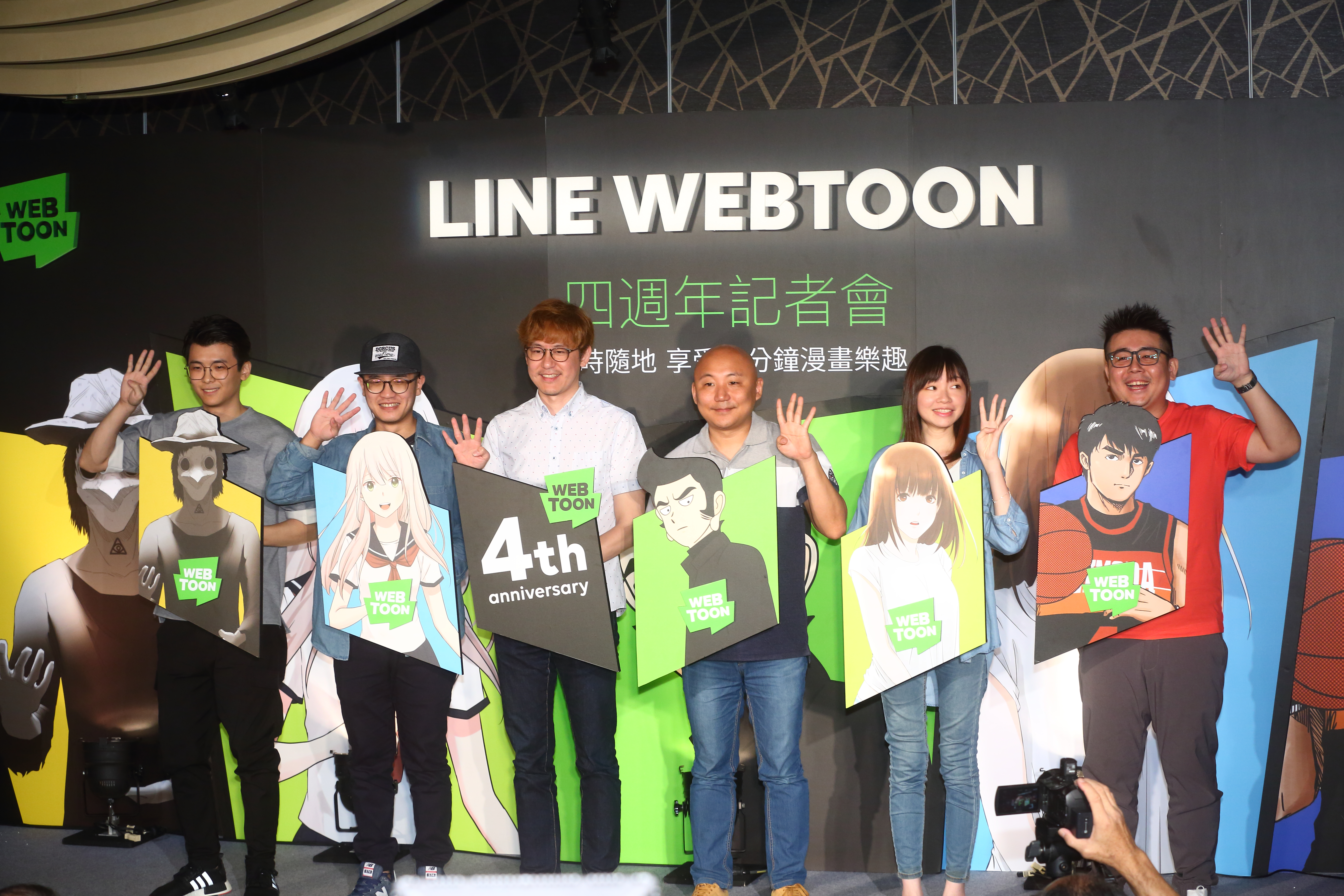 左到右為漫畫家Pony、Haohow、LINE WEBTOON創始人兼首席執行長金俊九、漫畫家周浩旻、寶阿、洪元建。