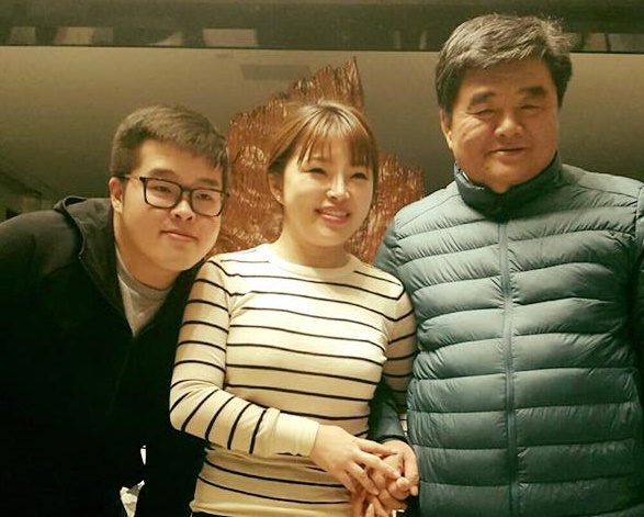 前雲林縣長張榮味(右)被控貪汙收賄判8年有期徒刑定讞,女兒張嘉郡(中)每一天都在期待司法能還給父親清白。(翻攝自張嘉郡臉書)