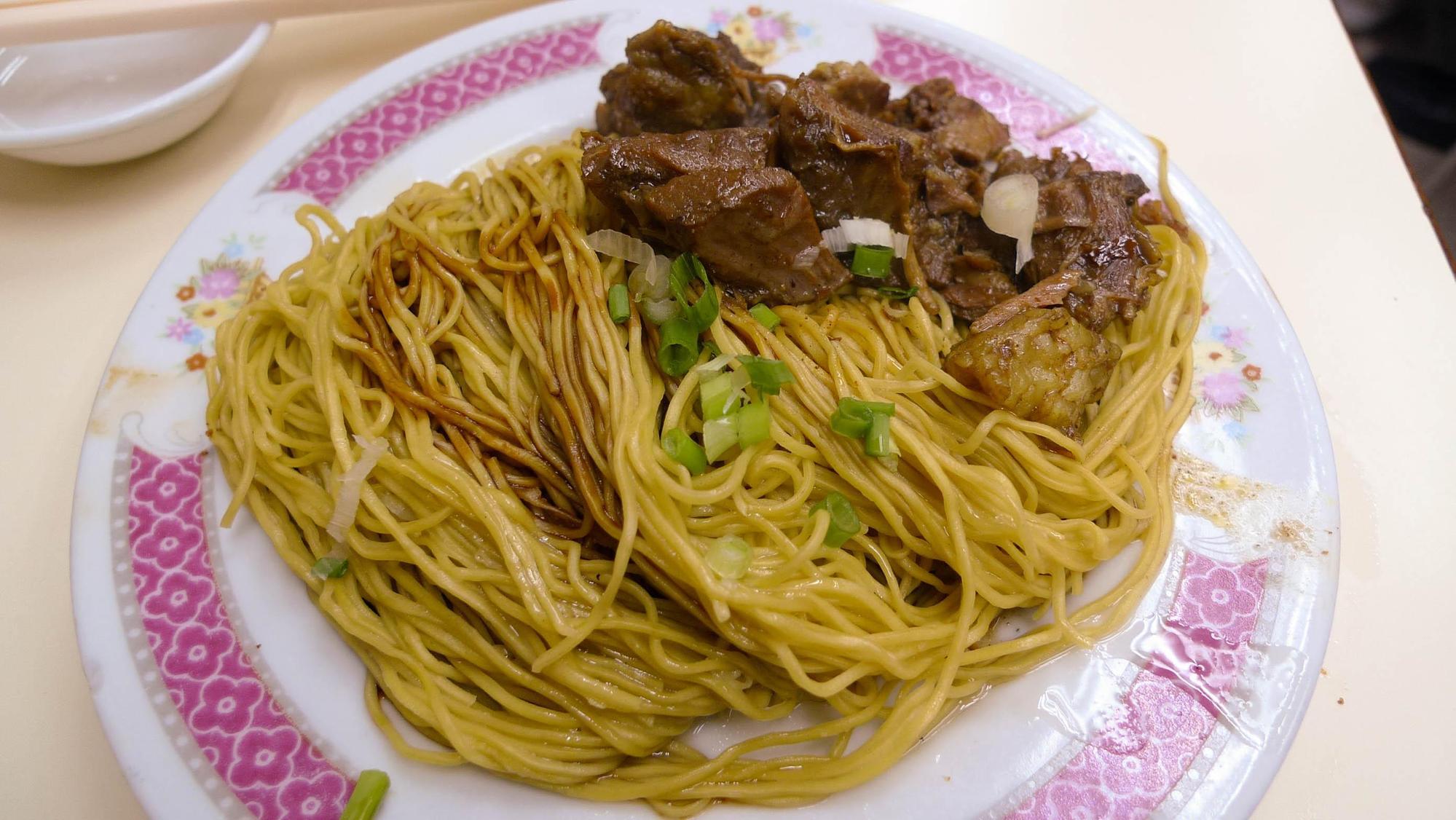 祥記麵家咖哩牛腩撈麵,牛肉軟爛恰到好處,招牌麵條柔韌有嚼勁。