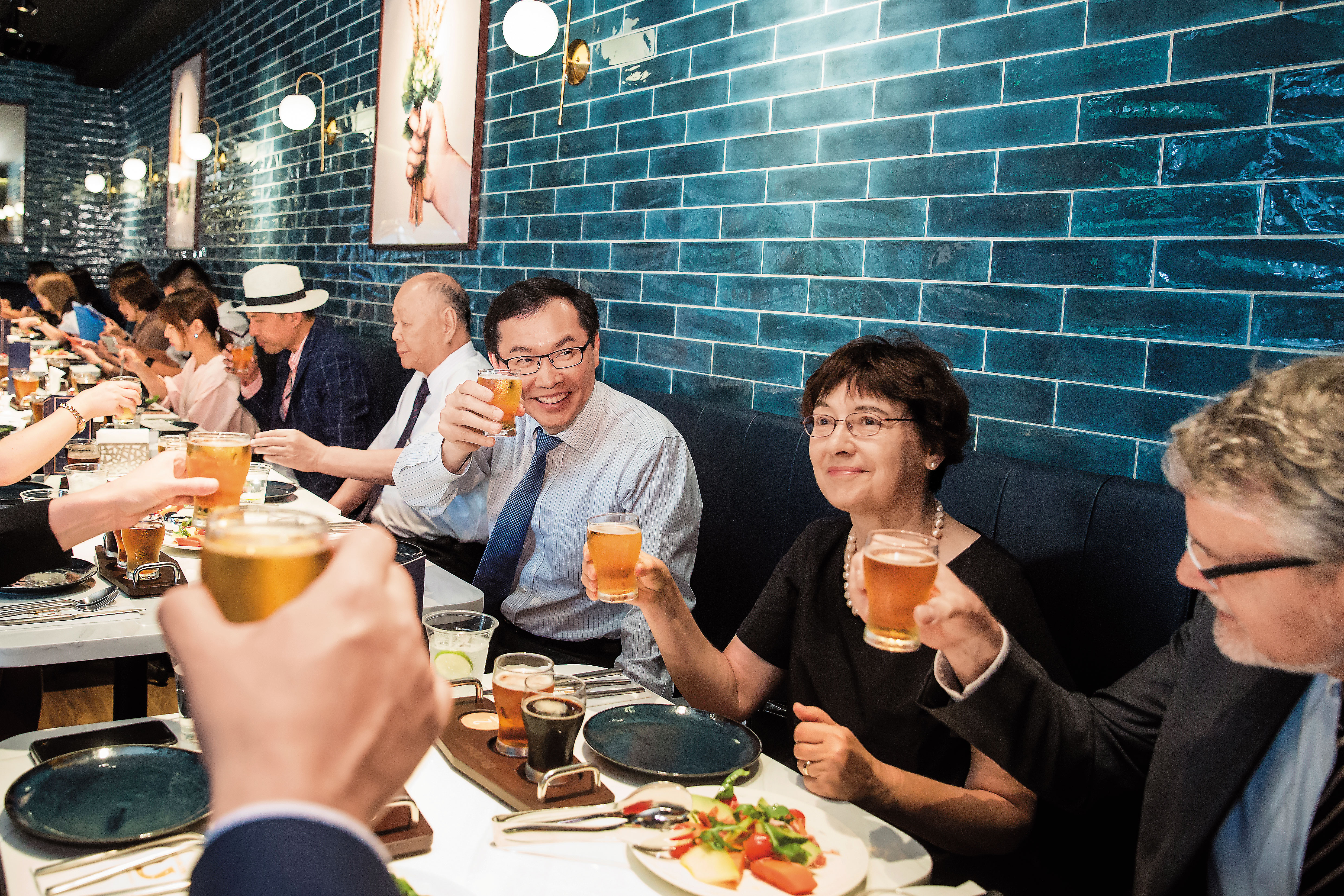 柏克金啤酒餐廳開幕記者會，李玉鼎（右3）邀請德國在台協會處長一家人共襄盛舉。