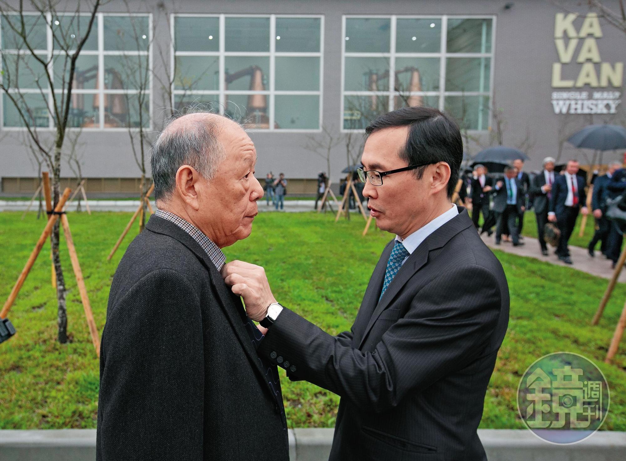 李玉鼎（右）把父親李添財（左）當榜樣，本刊捕捉到父子溫馨互動。