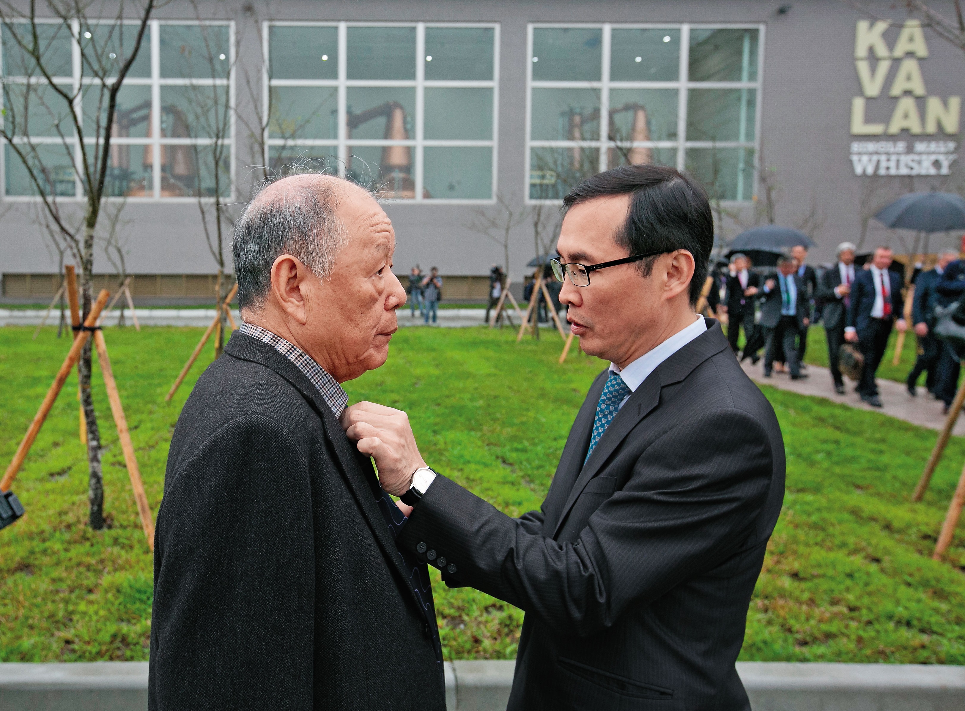 李玉鼎（右）把父親李添財（左）當榜樣，本刊捕捉到父子溫馨互動。