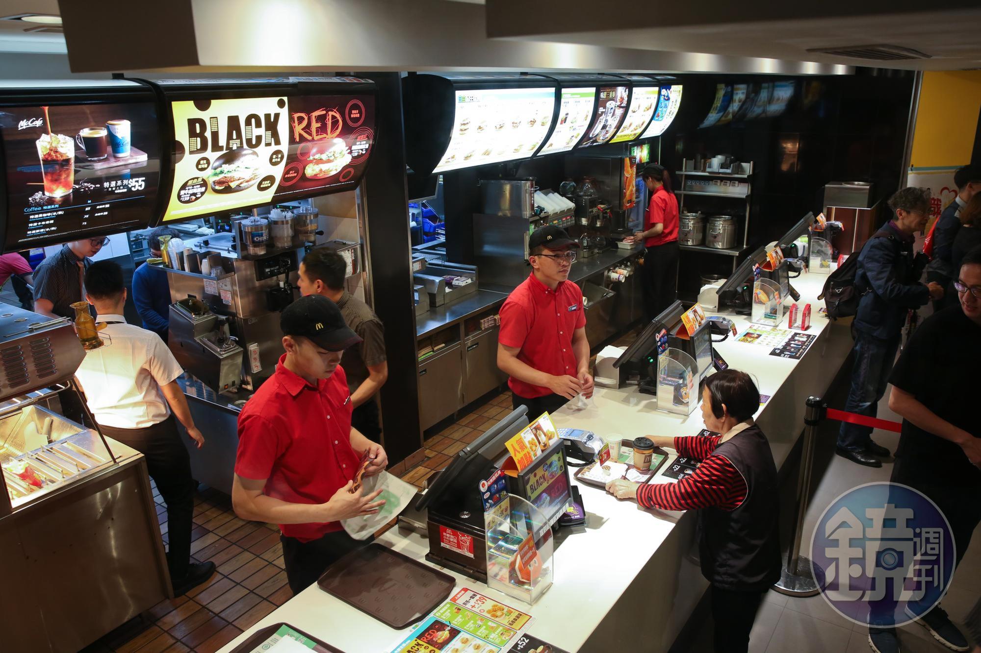 速食業龍頭麥當勞,響應政府政策調高計時人員時薪。