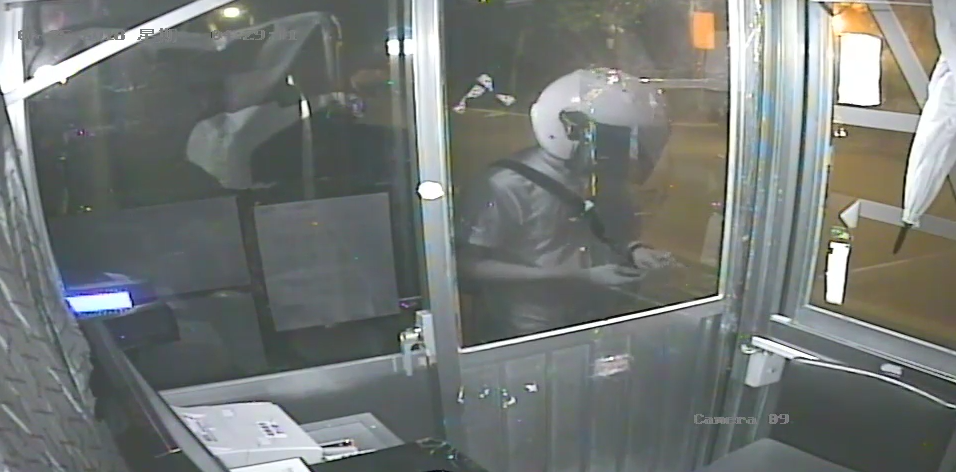 張嫌以侵入管理室之方式行竊停車場收入。（警方提供）