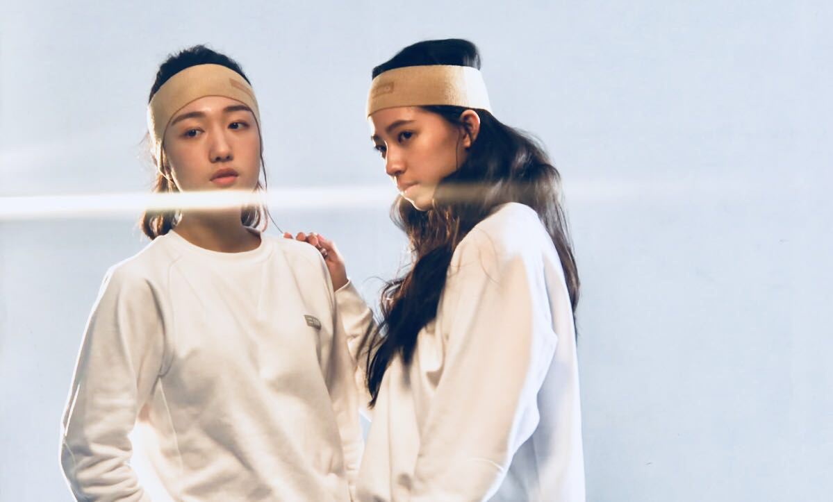歐陽娣娣（右）與香奈兒為台灣品牌Equal Ego拍攝秋冬廣告，頗有名模架式。（Equal Ego提供）
