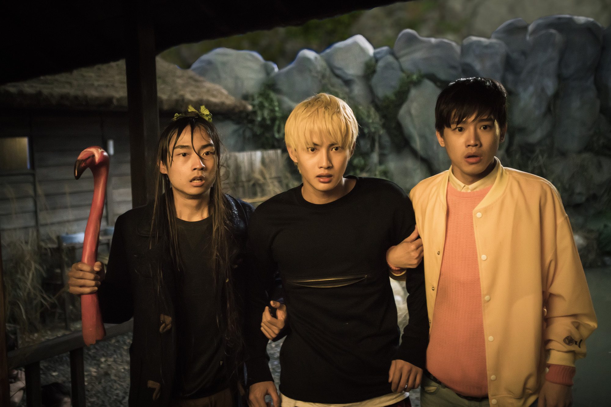 《切小金家的旅館》中，張庭瑚（中）飾演一頭金髮的萬年高中生切小金，帶著兩個同學回到家族溫泉旅館。（華納提供）