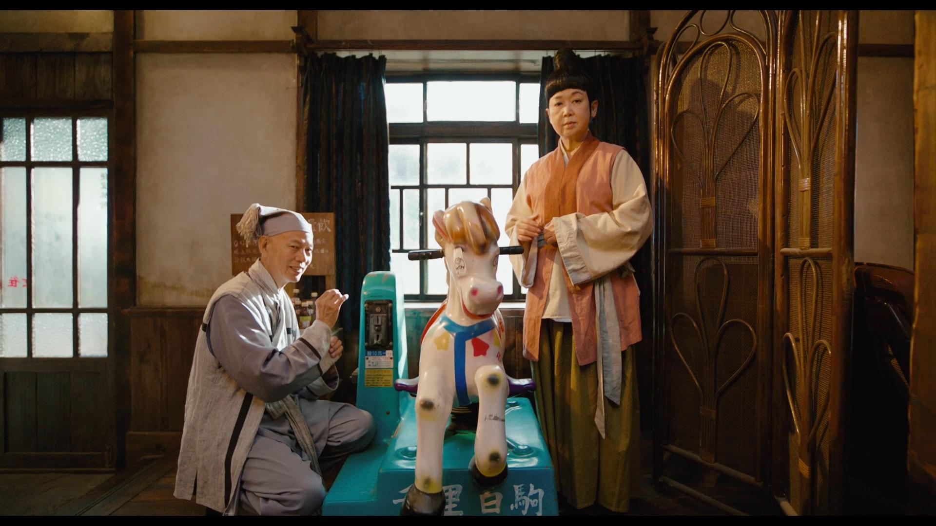 曾在多部經典港片中搞笑的羅家英(左)、朱咪咪,飾演切小金的爺爺奶奶。(華納提供)