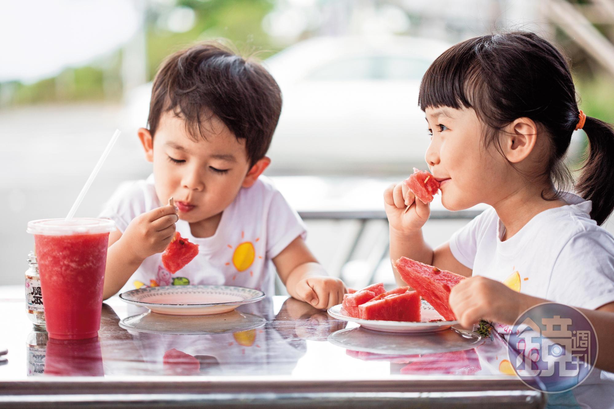 炎熱的夏季裡,小客人吃西瓜吃得不亦樂乎。