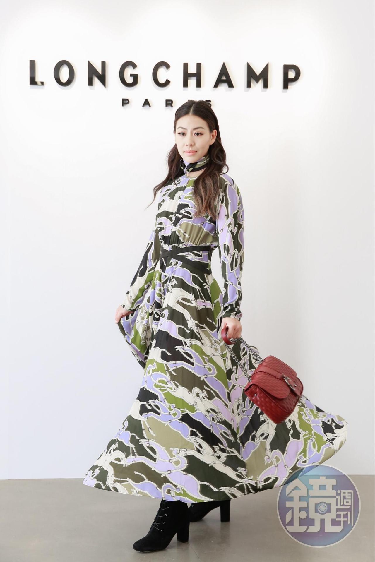 蔡詩芸透露自己喜愛穿著洋裝，奔馬圖騰真絲卡其色長洋裝，NT44,700；Amazone Matelassé 系列肩背包，NT$31,100。