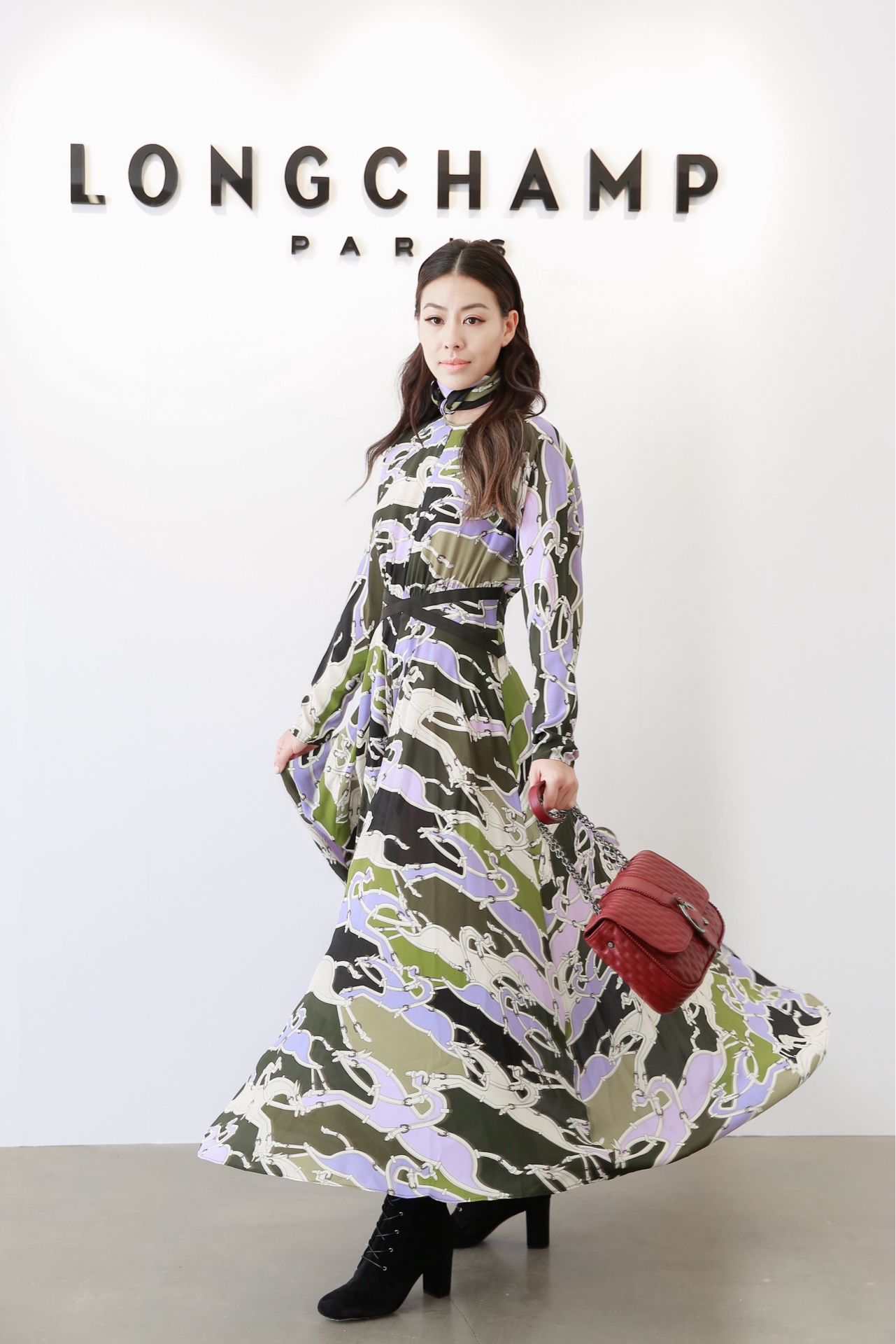 蔡詩芸透露自己喜愛穿著洋裝，奔馬圖騰真絲卡其色長洋裝，NT44,700；Amazone Matelassé 系列肩背包，NT$31,100。