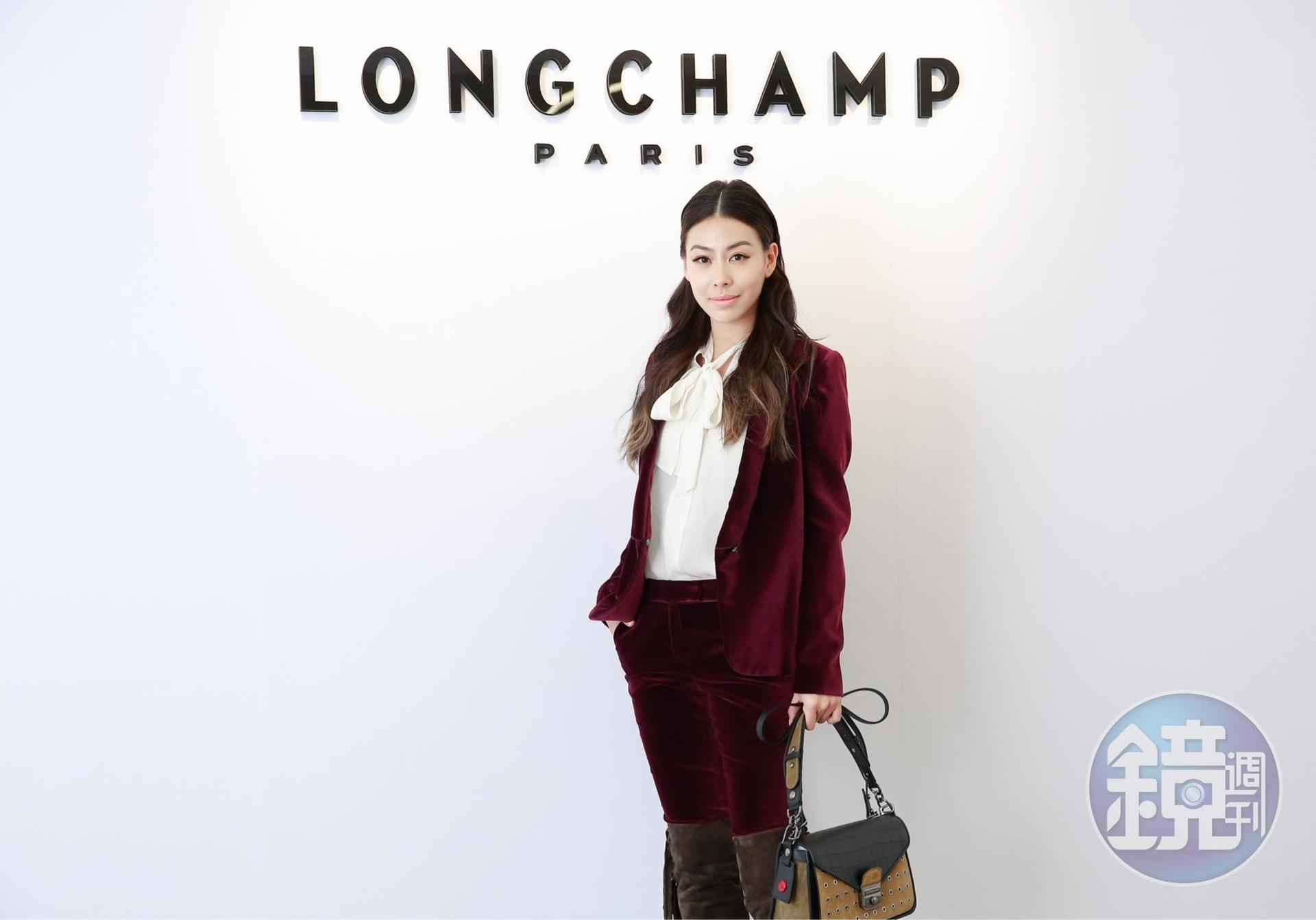 蔡詩芸穿著LONGCHAMP梅紅色天鵝絨晚禮服外套，演繹秋冬新裝，NT22,200。