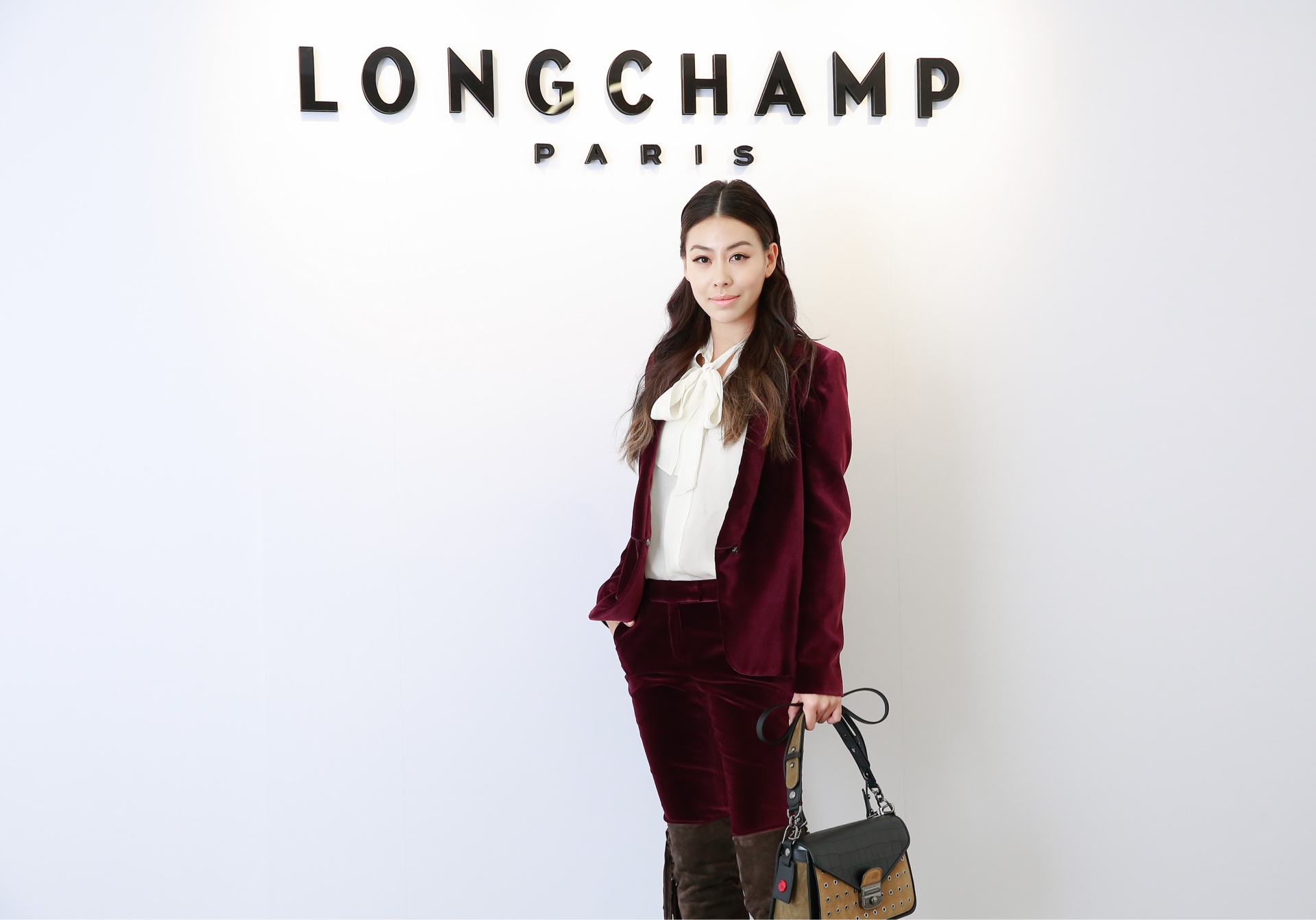 蔡詩芸穿著LONGCHAMP梅紅色天鵝絨晚禮服外套，演繹秋冬新裝，NT22,200。