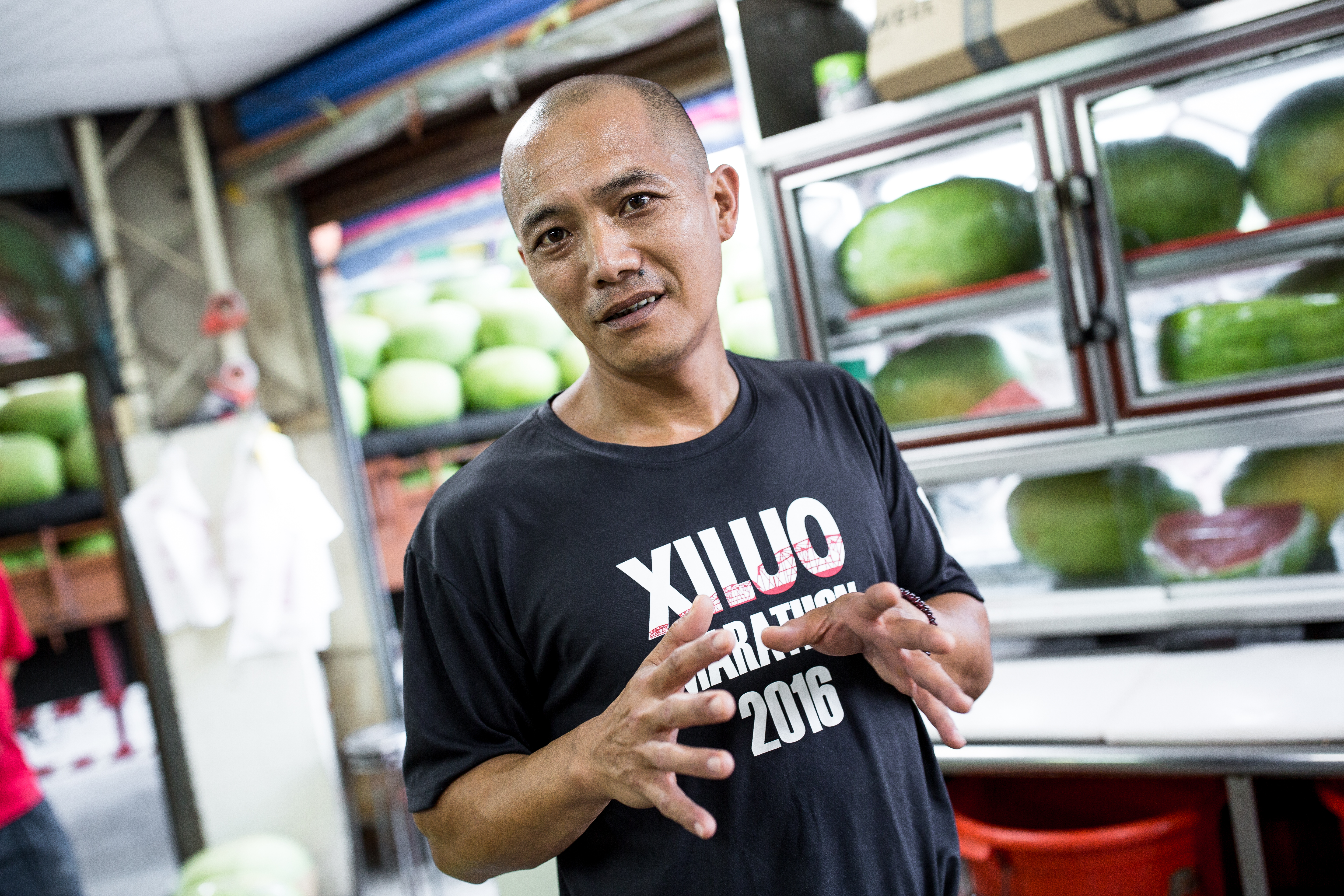 許東水的大兒子許明照結束學校的工作，又回家幫忙搬瓜賣瓜。