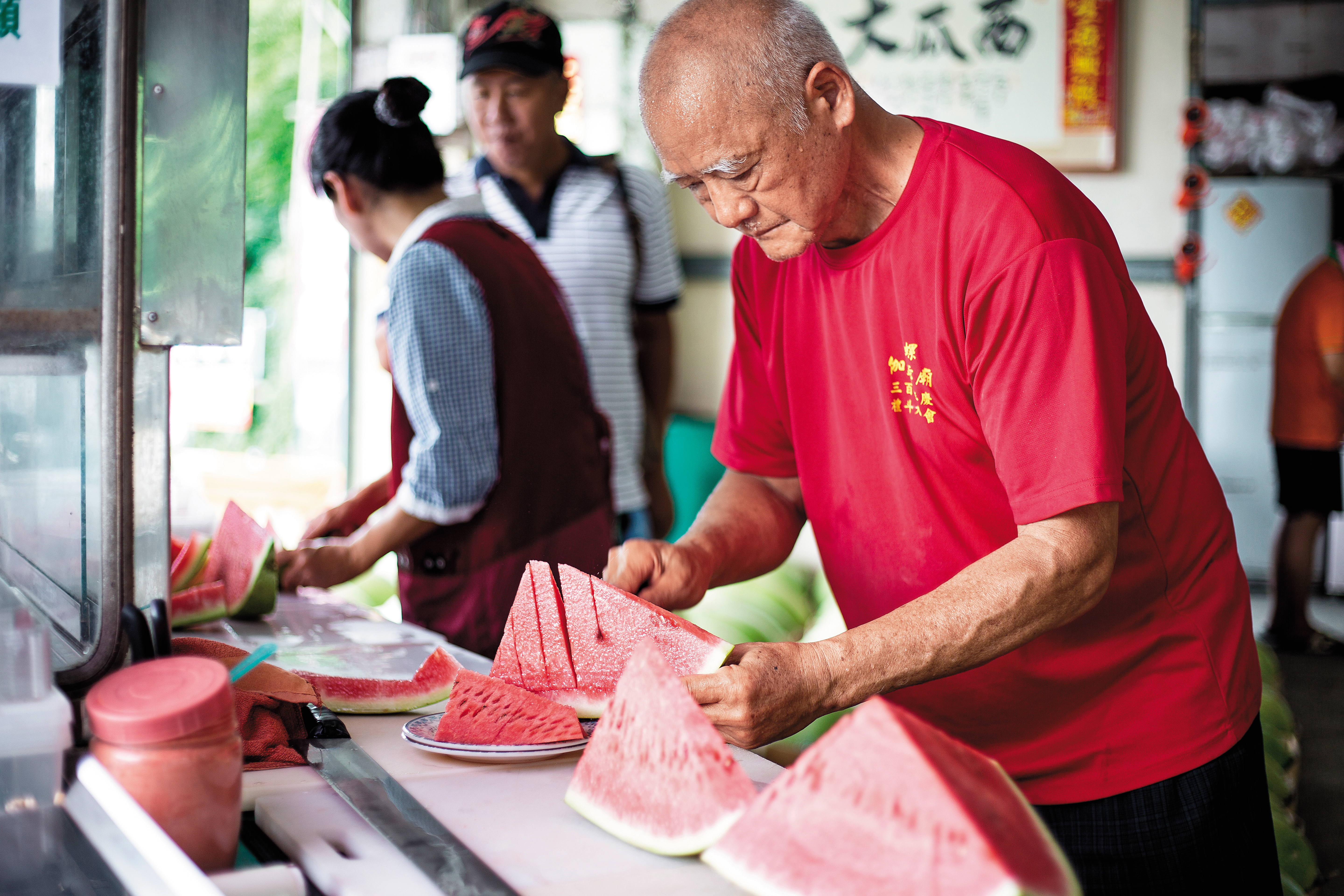 許東水切西瓜的手法熟練，開賣期間也親自服務客人。