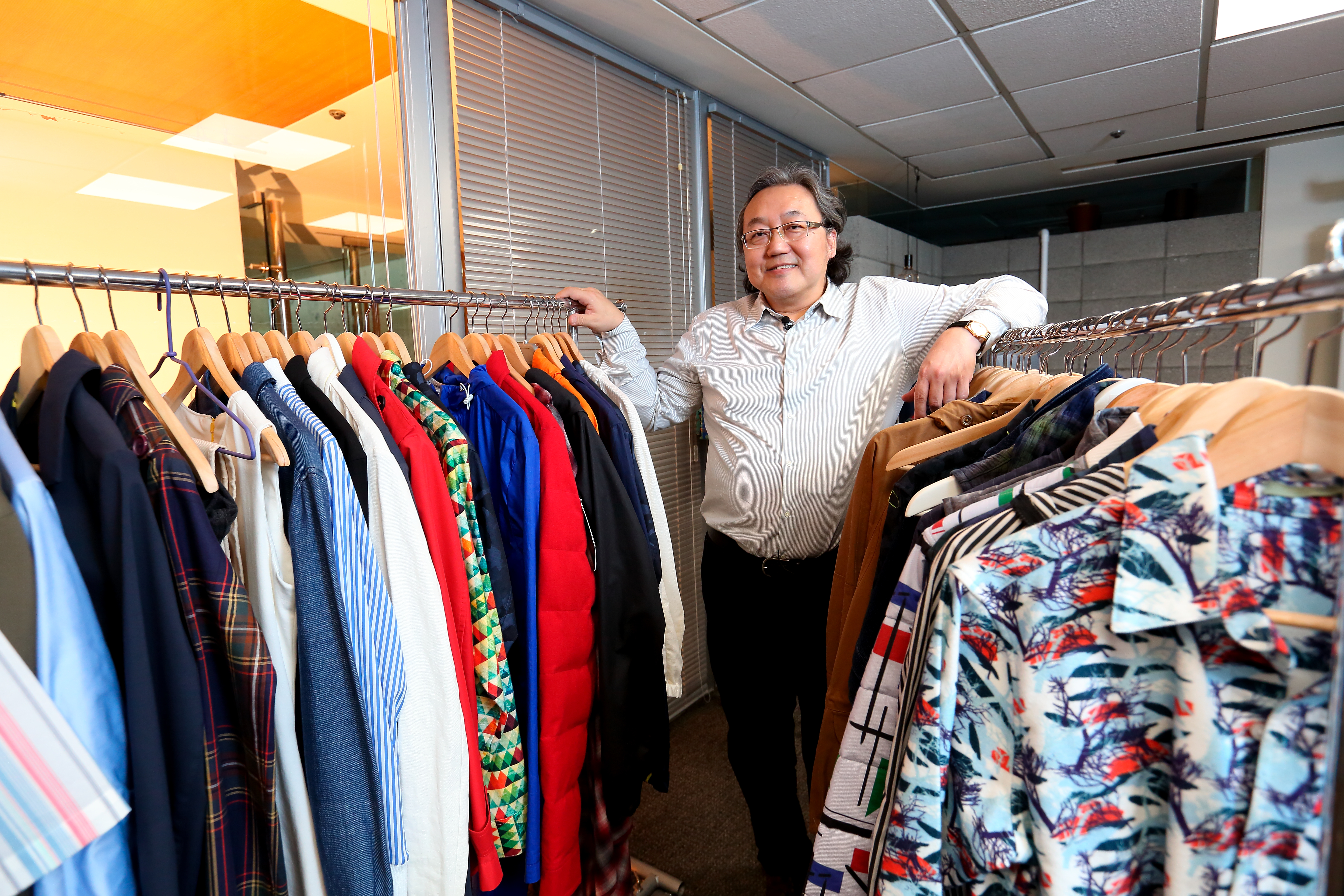 來自台南七股海邊的和明紡織，靠著一塊格子布，讓Burberry、Armani、Ralph Lauren等國際精品買單。 