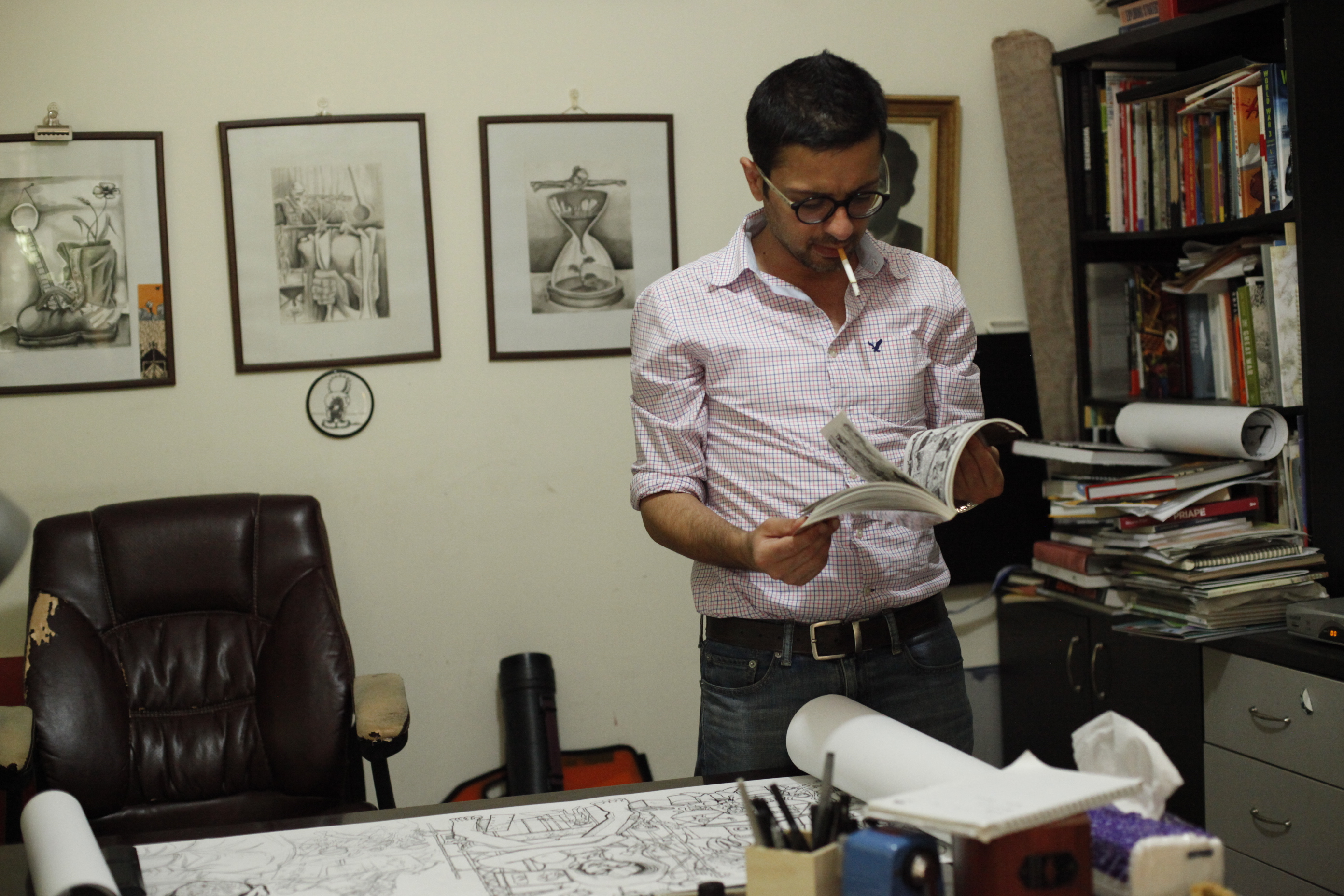 薩巴拿在工作室一角打造自己的小圖書館。