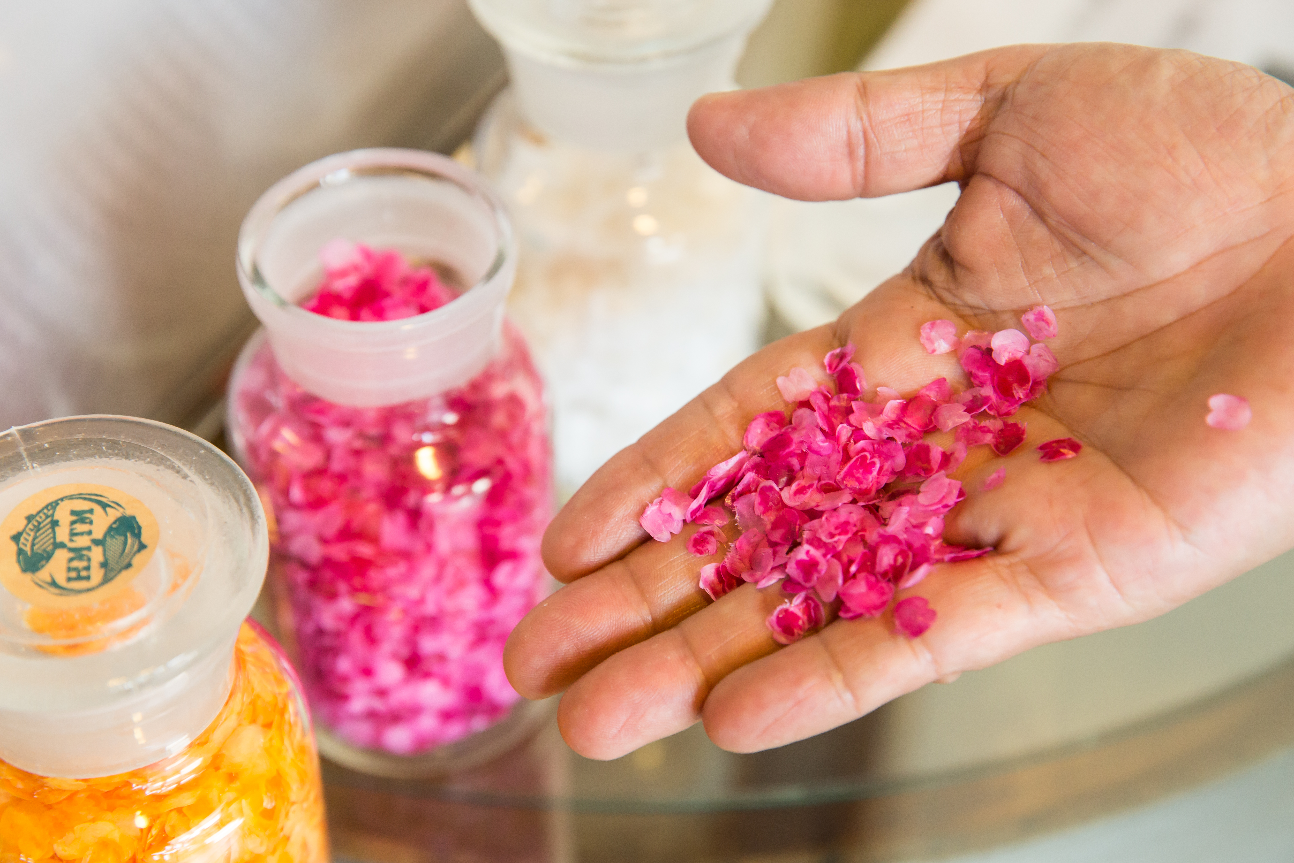 和明紡織攜手侯二仁，將廢棄、腥臭的虱目魚鱗，染色抽紗製衣，成為時尚潮牌的要角。