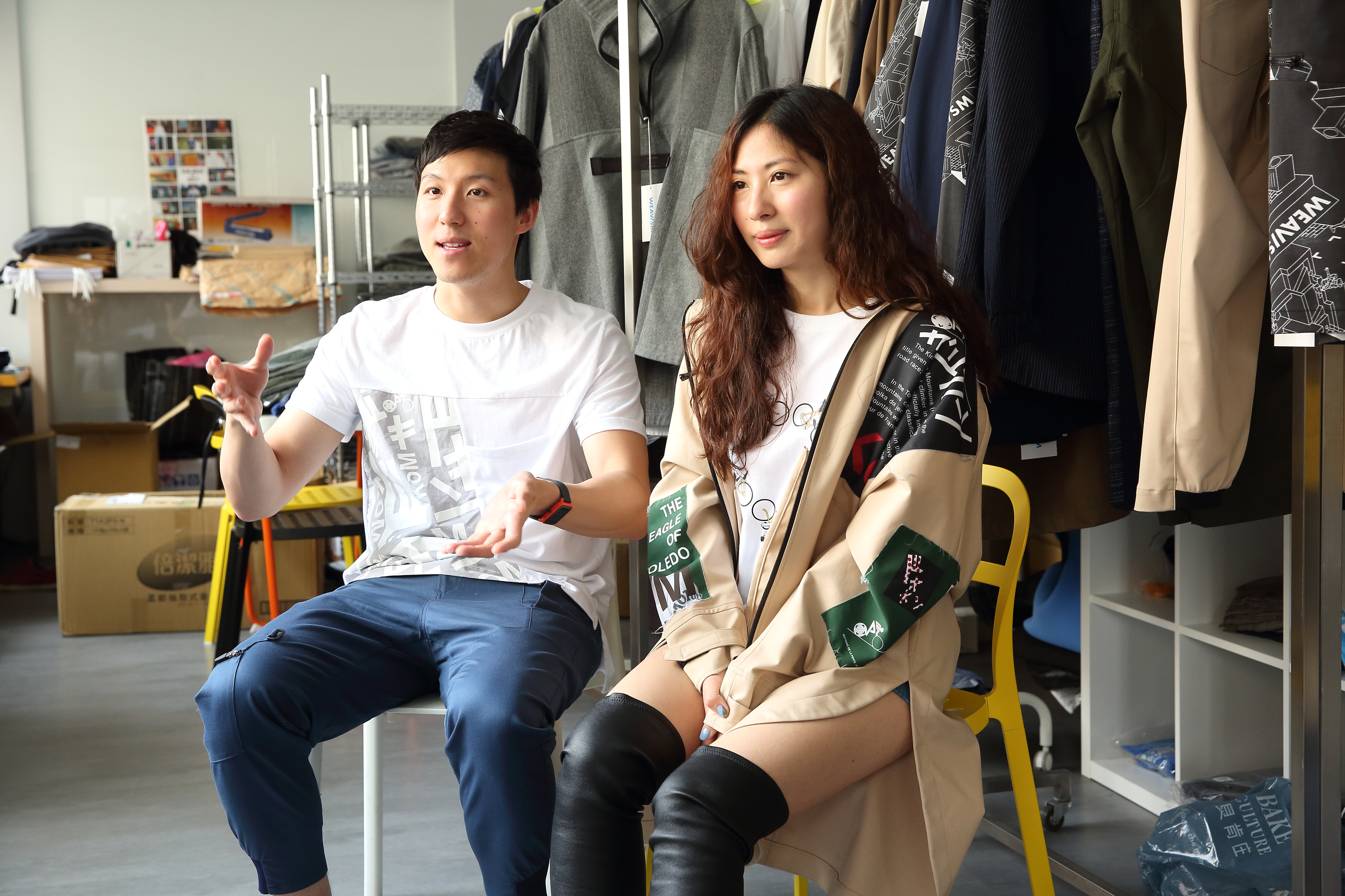 和明紡織第三代的陳璽年（左）和唐毓琪（右），打造設計感強烈卻實用的自創品牌織本主義（WEAVISM）。