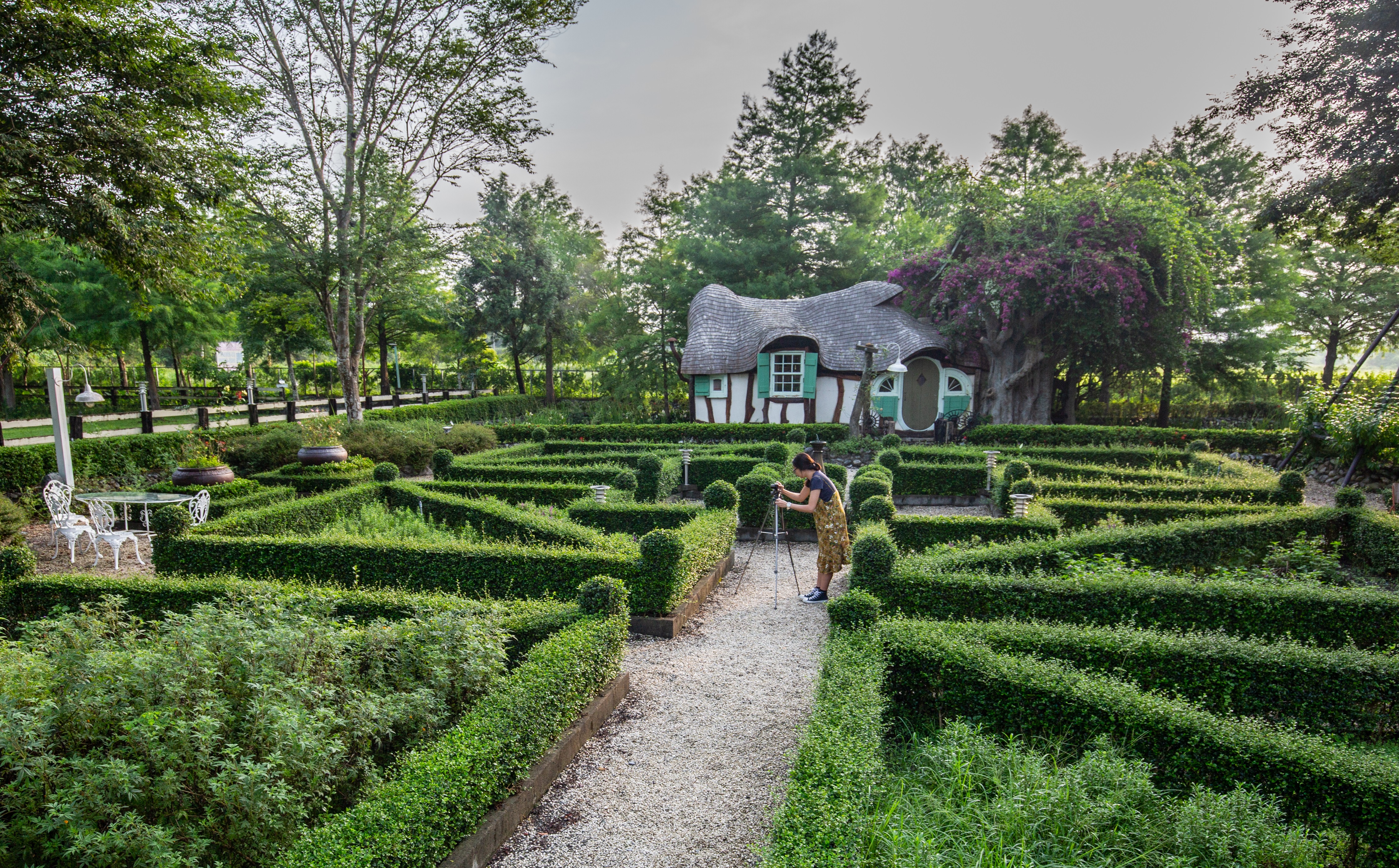 「童話屋」前方的幾何造型歐式花園，讓人彷彿身在異國。