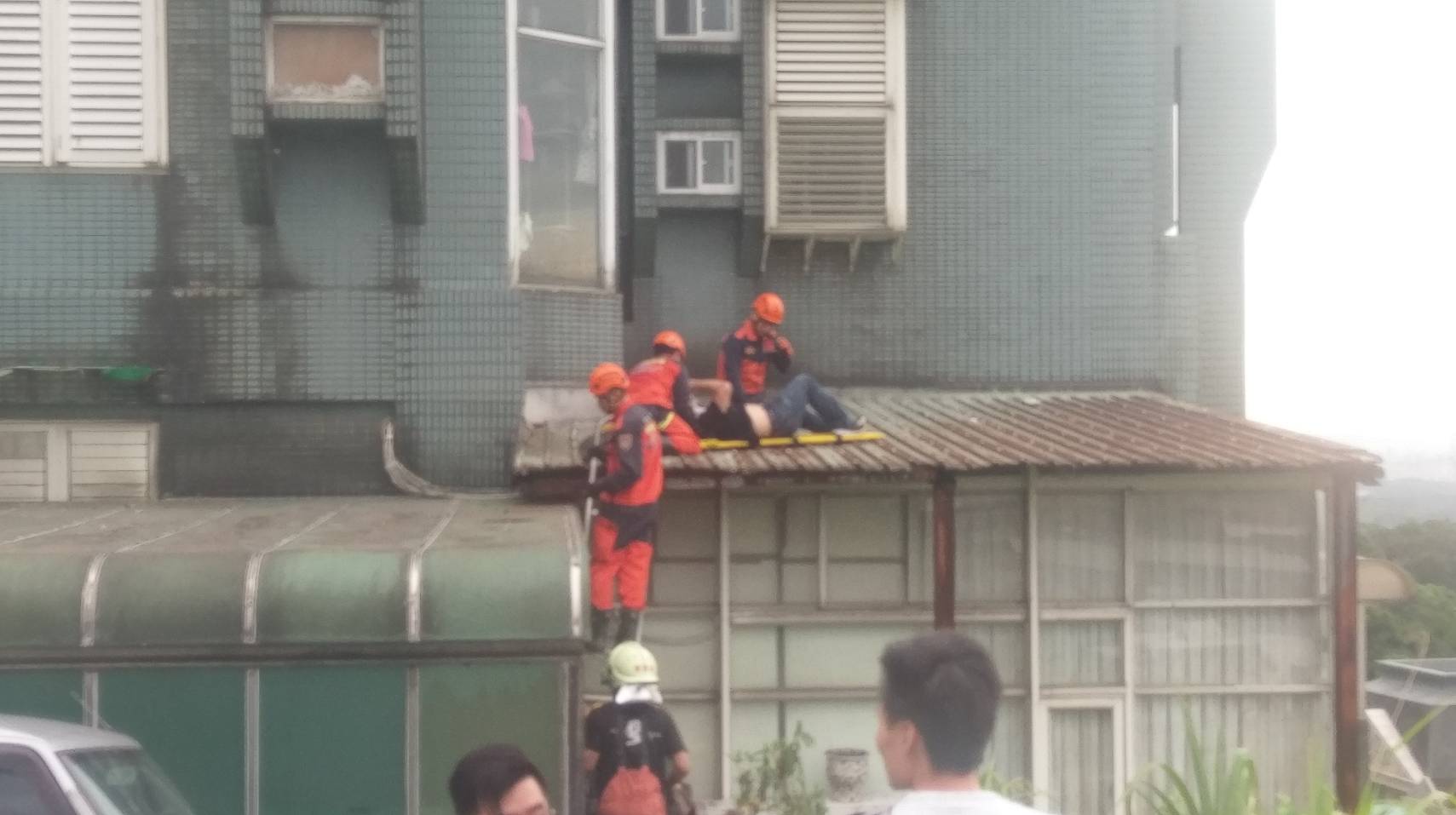 陳員試圖將嫌犯拉回屋內，自己卻不慎墜落。（翻攝畫面）