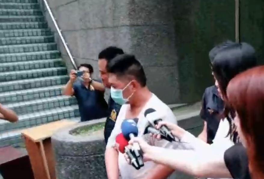 張嫌被警方逮捕後,微跛的走上偵防車。(翻攝畫面)