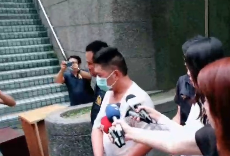 張嫌被警方逮捕後，微跛的走上偵防車。（翻攝畫面）