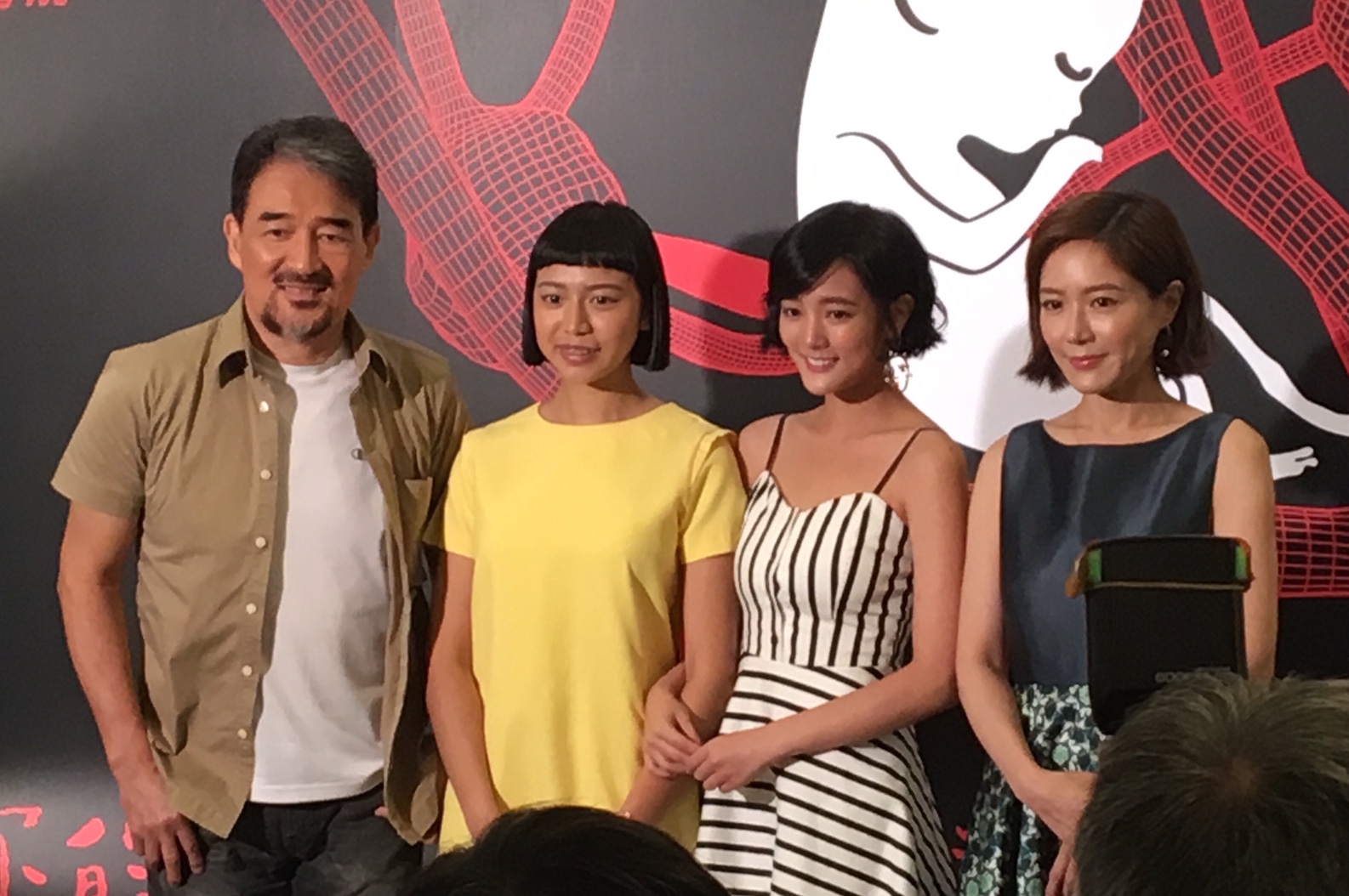 尹馨（右）與王淨（右二）飾演母女，兩人神韻還真有幾分神似。