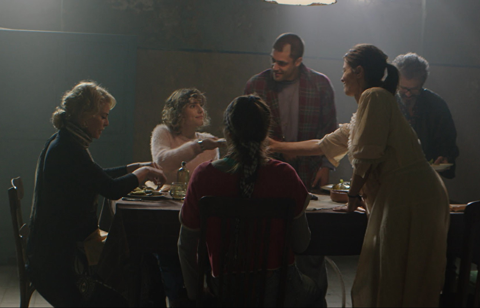 《鬼入夢》一群人在廢棄精神病院接受實驗，挑戰長時間不睡覺的極限，不料卻遭到未知力量入侵。（海樂提供）