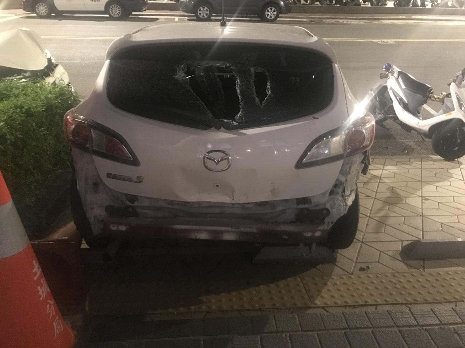 雙方人馬互相追撞,造成車子嚴重毀損。(翻攝畫面)