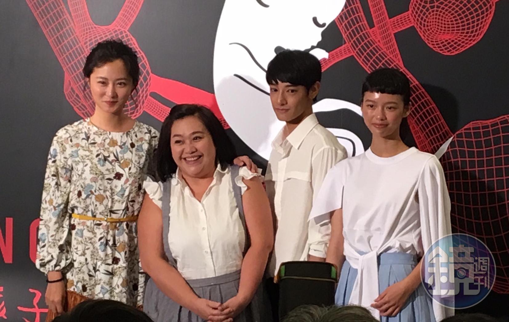 鍾欣凌（左二）在《貓的孩子》中飾演嘶吼型的母親，她透露平常也常會罵小孩。