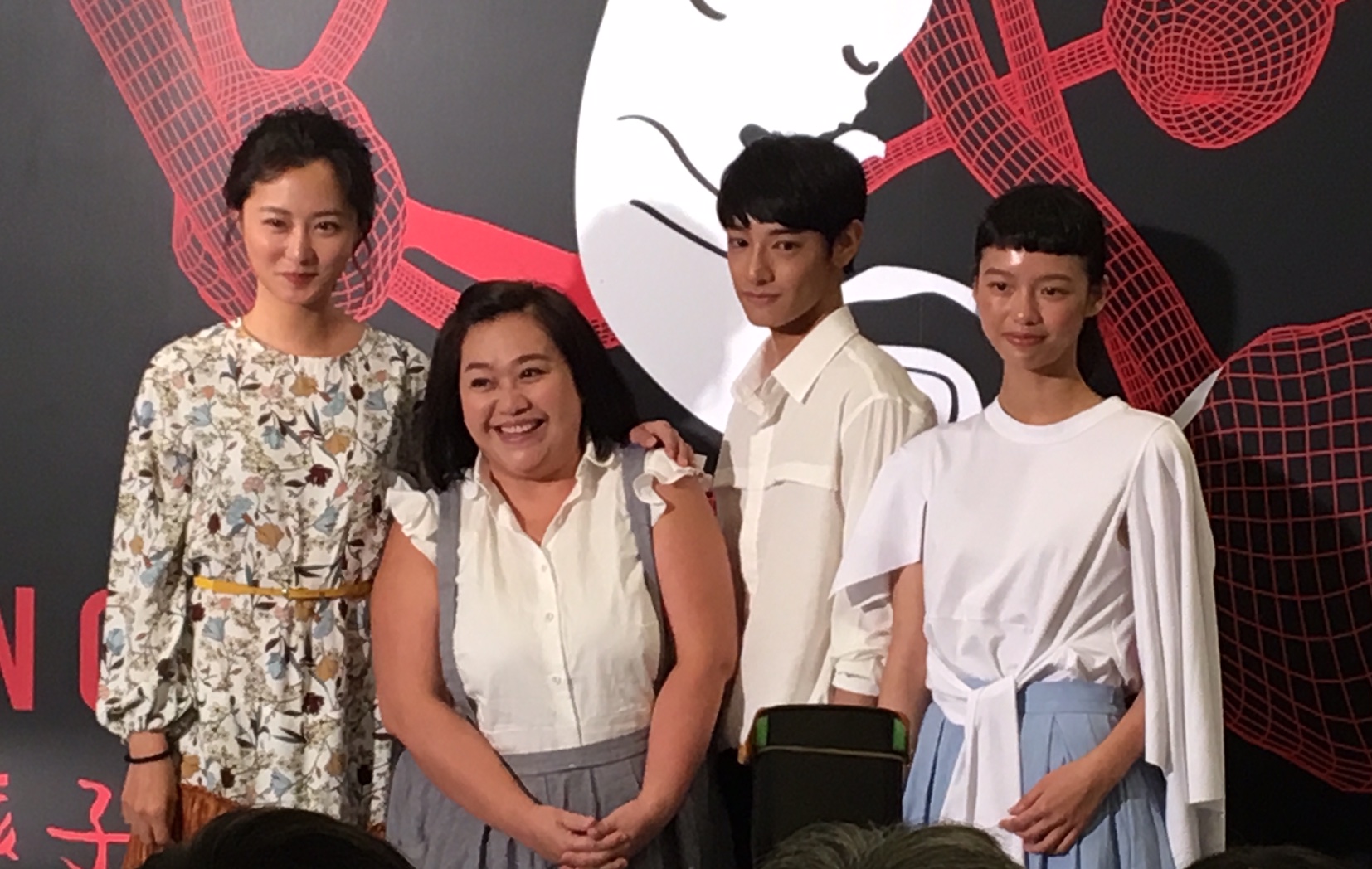 鍾欣凌（左二）在《貓的孩子》中飾演嘶吼型的母親，她透露平常也常會罵小孩。