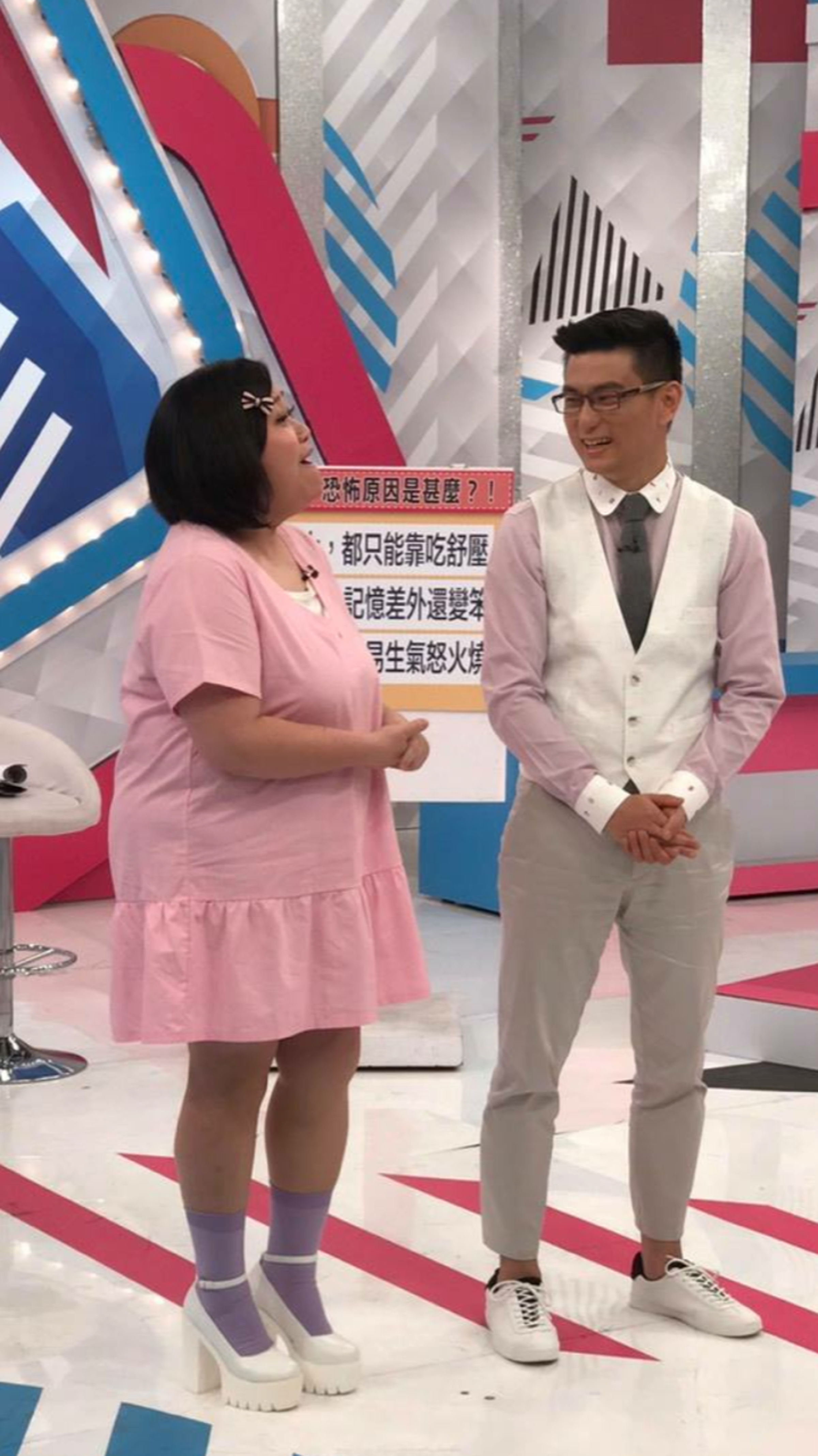 鍾欣凌與醫師黃瑽寧主持《媽媽好神》，深受婆婆媽媽族群喜愛。（翻攝自《媽媽好神》節目粉絲團）