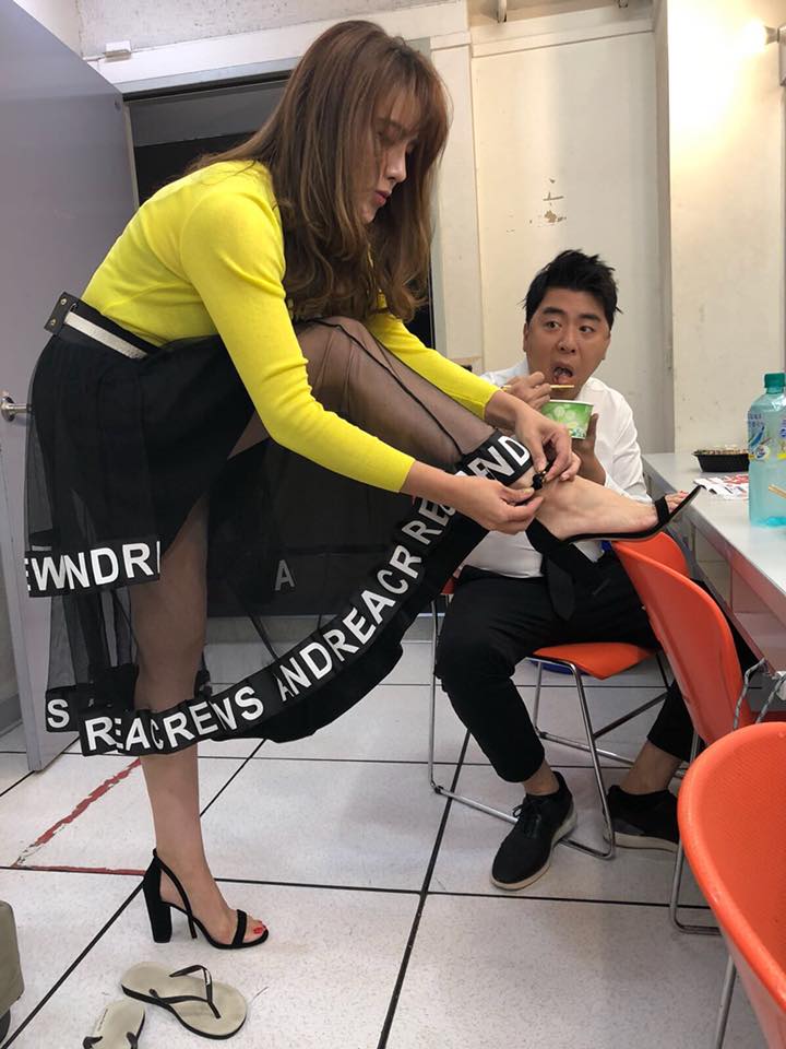 小禎自稱女漢子扣鞋帶,秀出辣腿根部,讓主持人梁赫群也看傻眼。(翻攝自小禎臉書)
