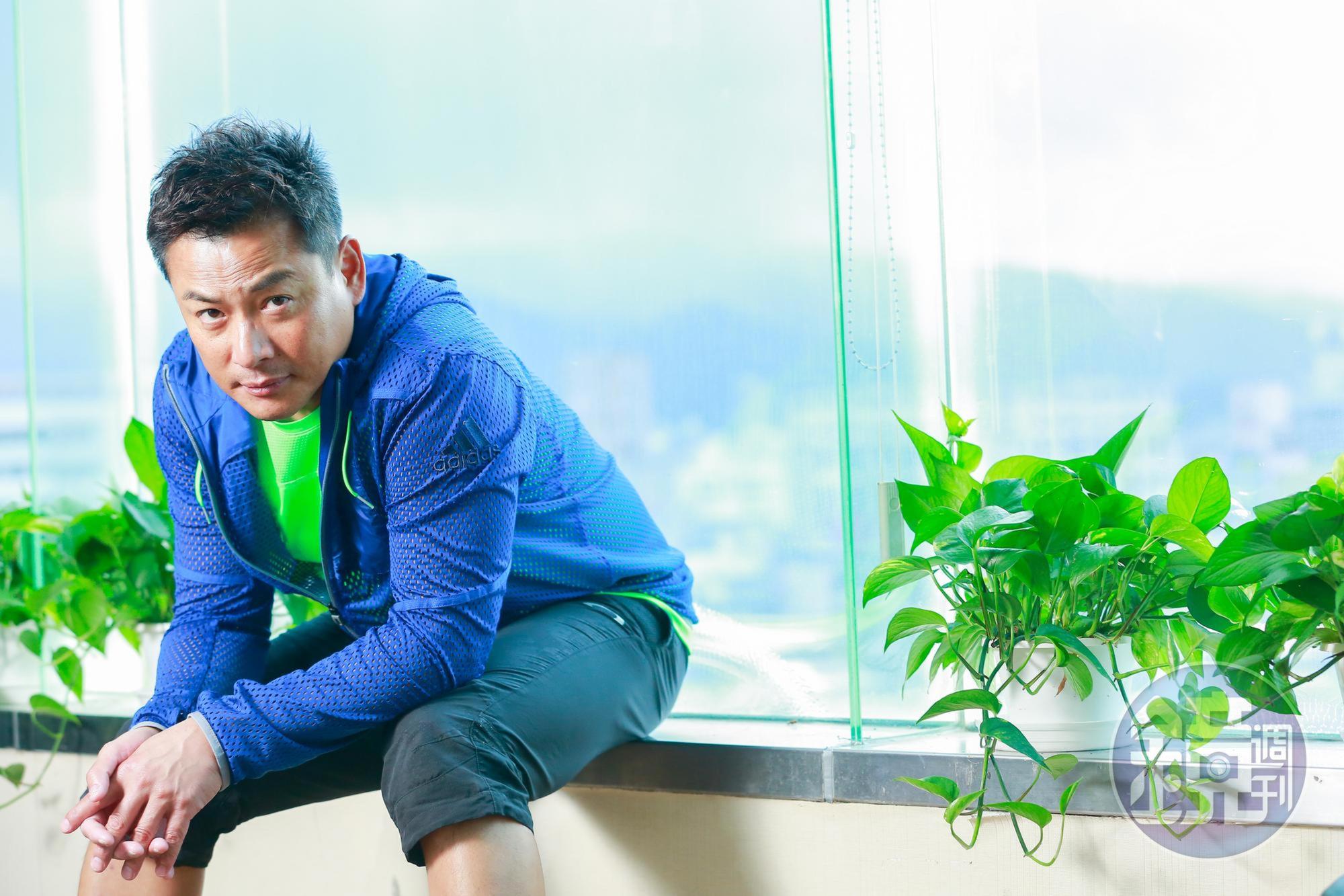 江宏恩是個愛寵物又戀家的男人，剛出社會時的遭遇，讓他很早就知道互相尊重的重要，仗勢欺人這件事他不做。「人不應該以你的位階、資歷去批評別人。