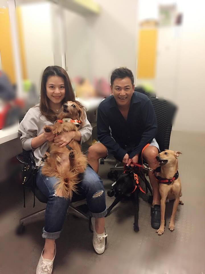 江宏恩（右）和老婆都是愛狗人，老婆帶進來的長毛臘腸狗讓家裡更熱鬧，只是江宏恩常自以為也是狗、喜歡和狗狗一起睡覺，這一點老婆還無法接受。（江宏恩提供）